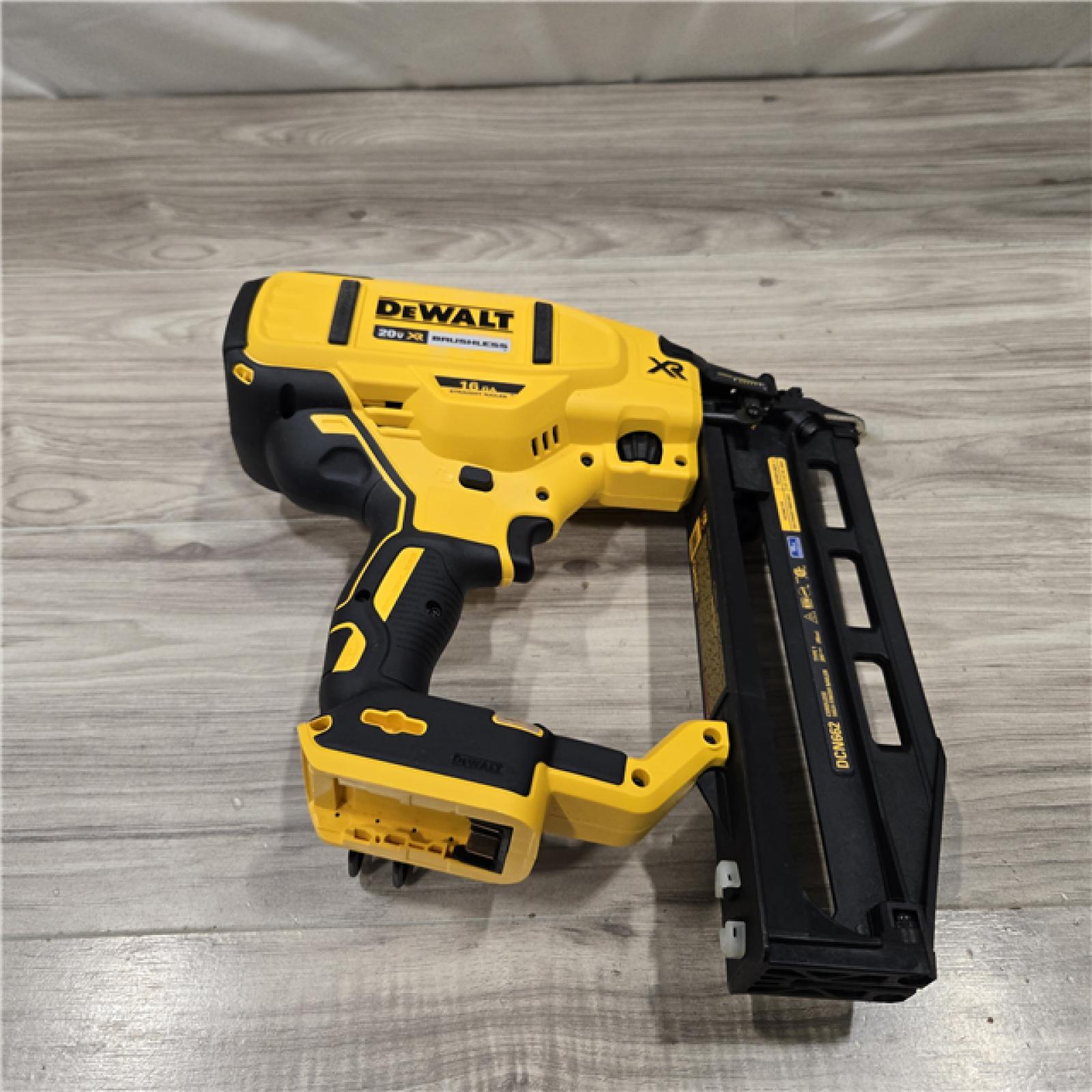 AS-IS Dewalt 20-Volt MAX XR Lithium-Ion 16-Gauge Cordless Finish Nailer Kit