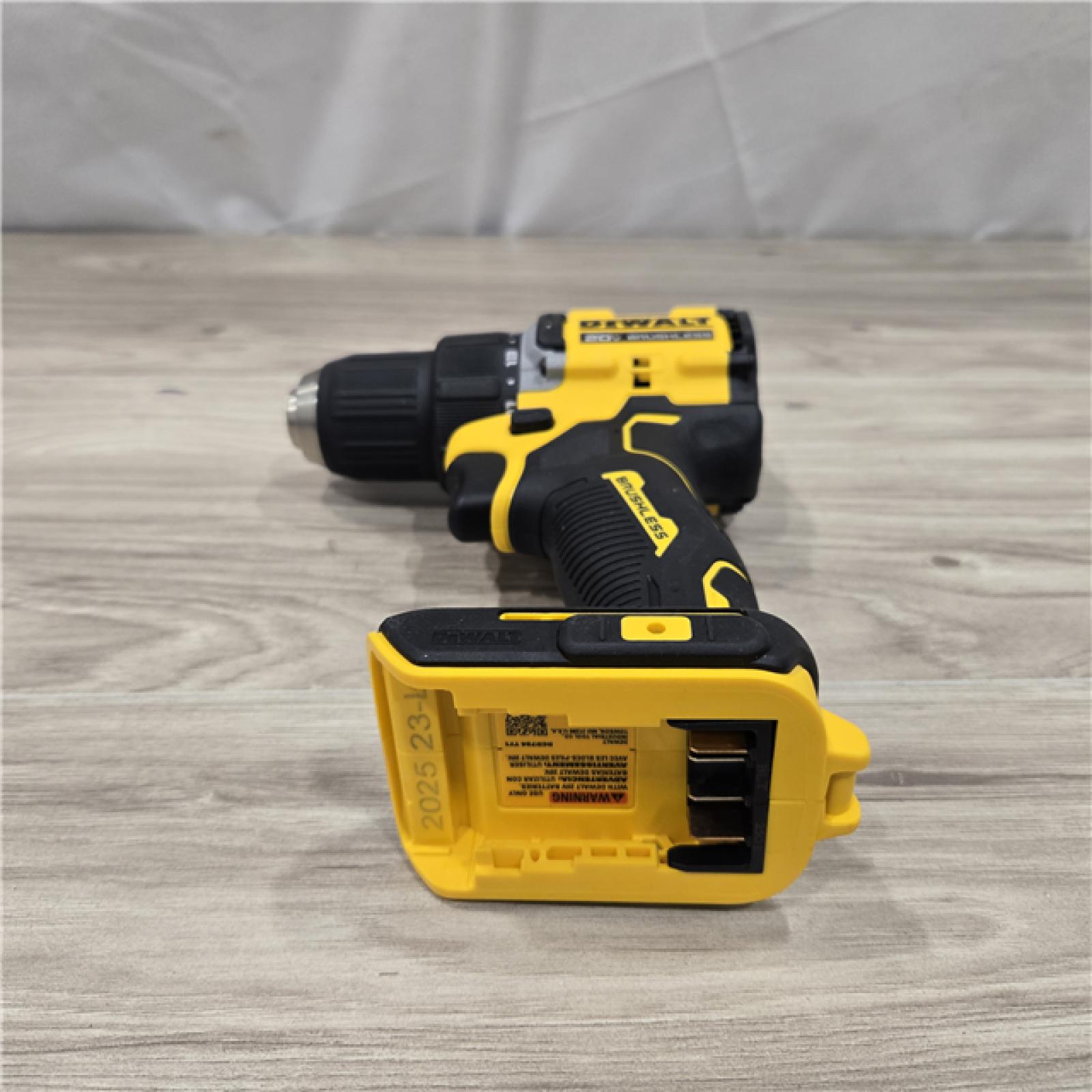 AS-IS DEWALT ATOMIC COMPACT SERIES 20V MAX* Cordless 1/2 Drill/Driver Kit