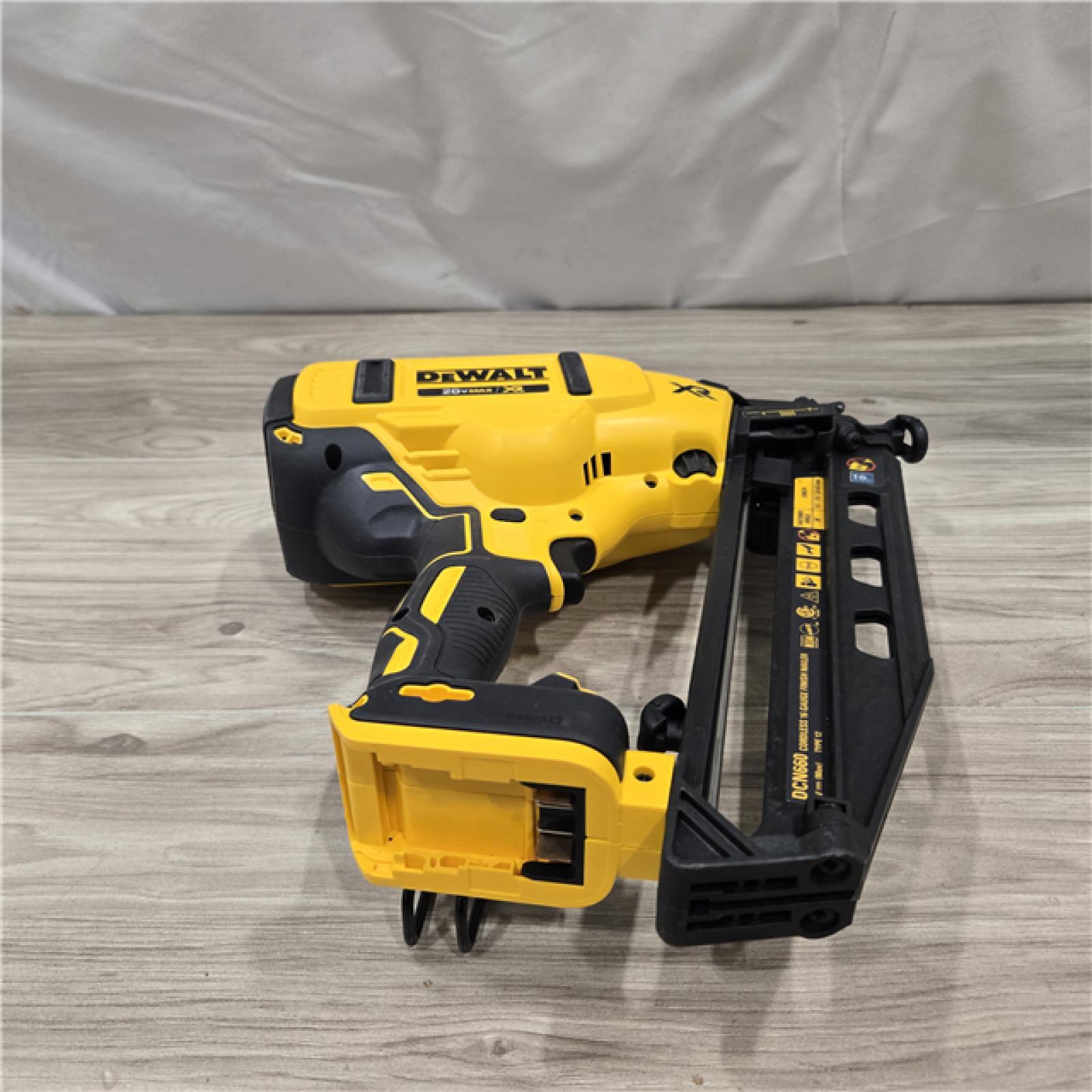 AS-IS DeWalt 20V 16 Gauge Cordless Angled Finish Nailer Kit