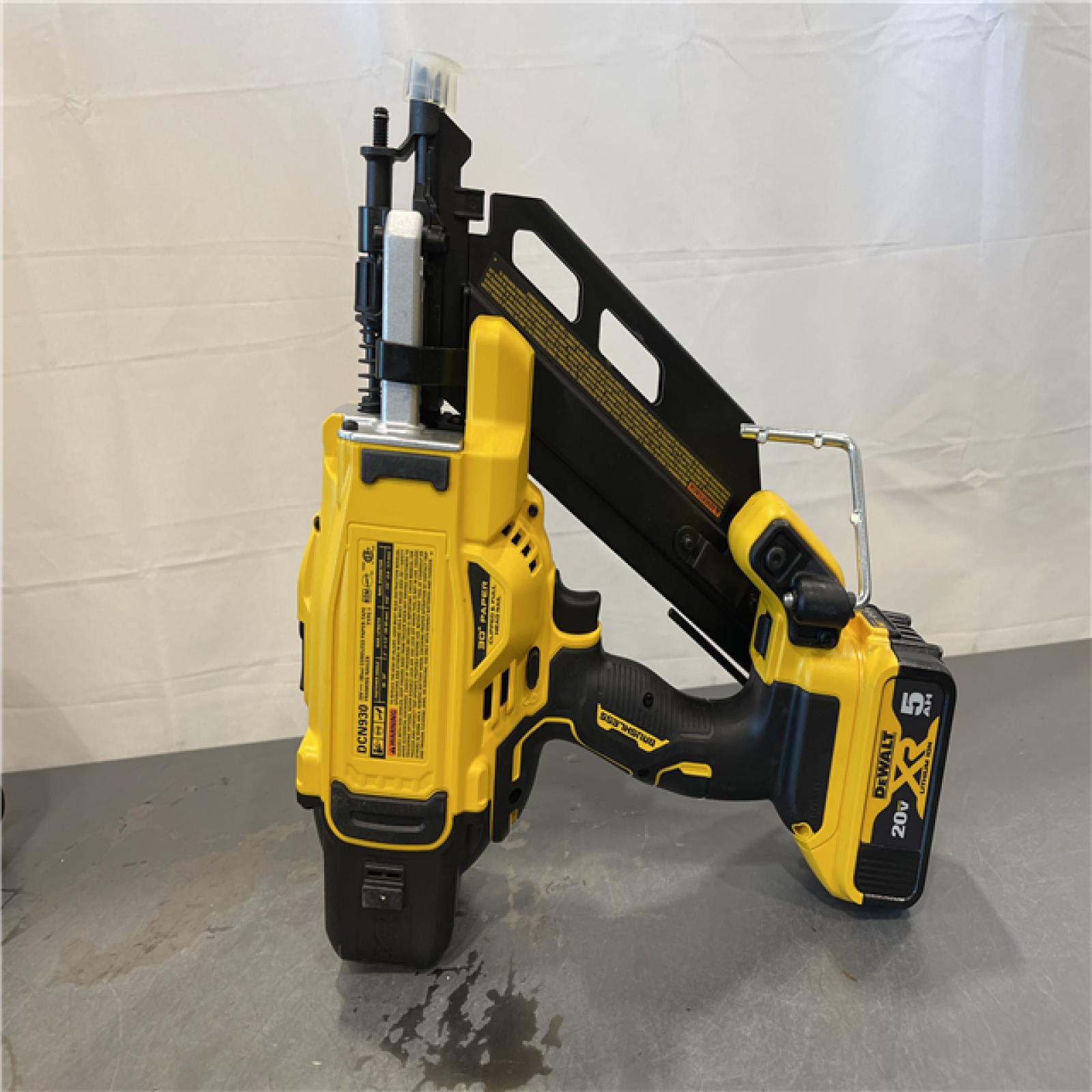 AS-IS - DeWalt 20-Volt 30° Cordless Framing Nailer Kit