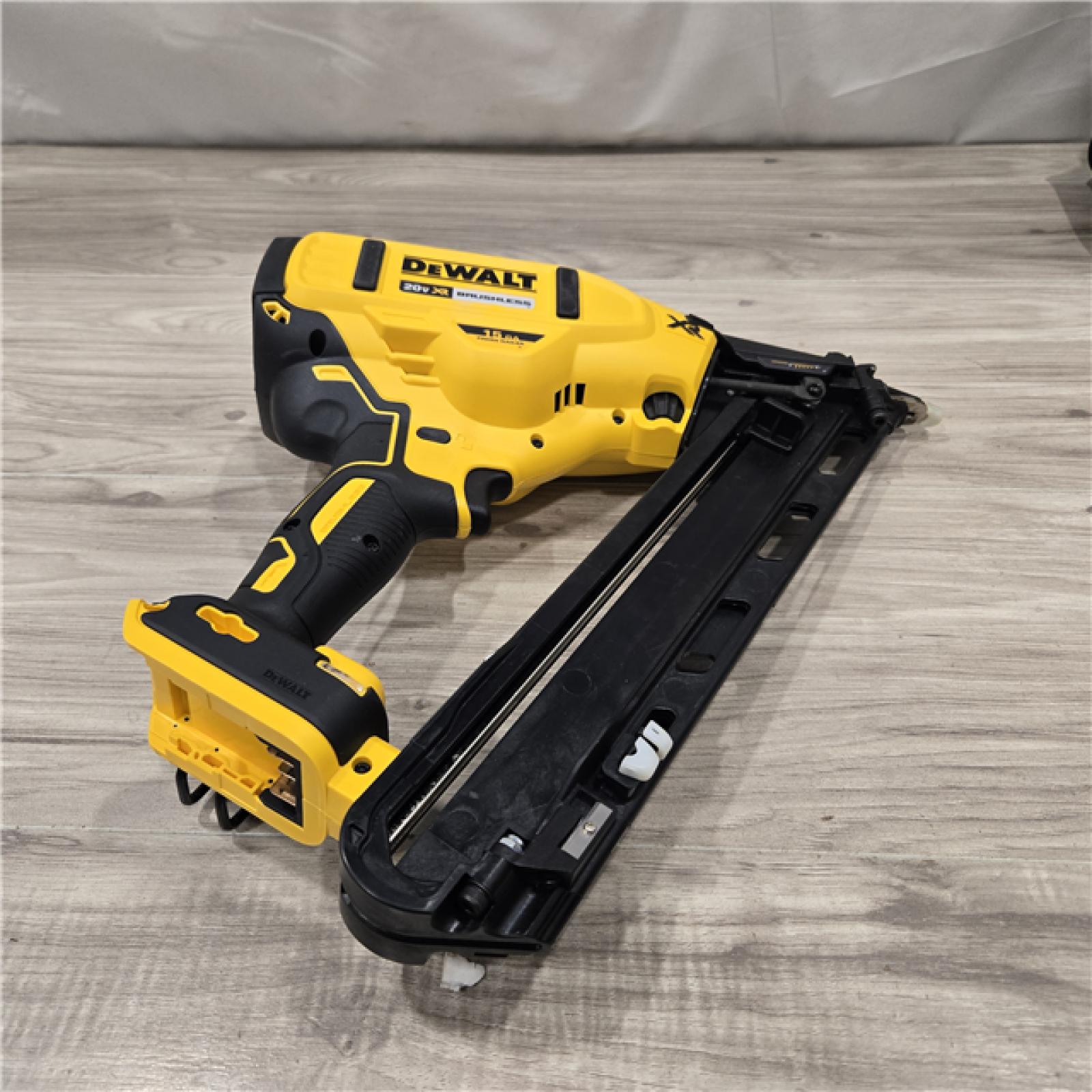 AS-IS DeWalt 15 GA  ANGLED FINISH NAILER KIT