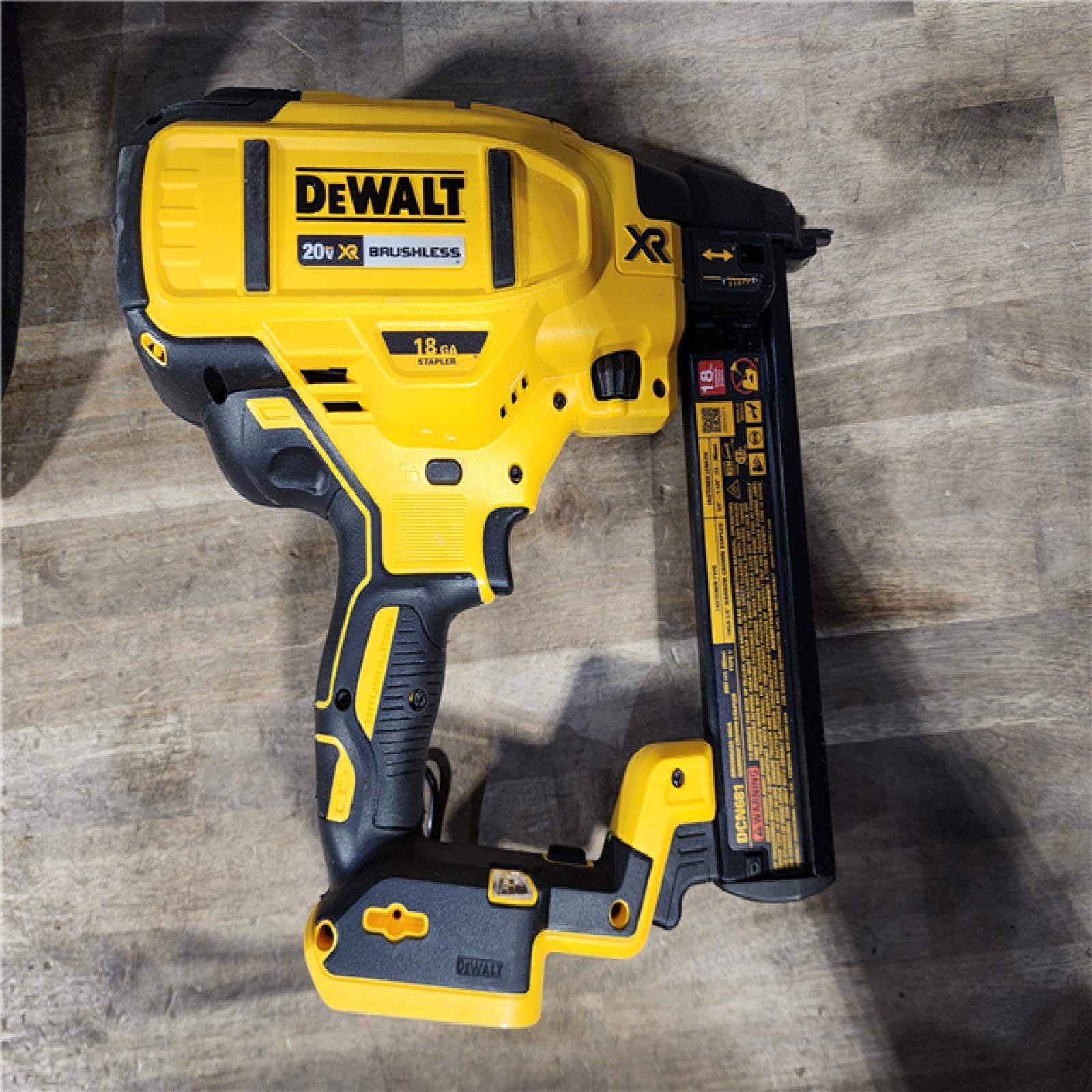 HOUSTON LOCATION - AS-IS DeWALT DCN681D1 20V MAX 18ga Cordless Brushless Narrow Crown Stapler Kit w/ BATTERY & CHARGER