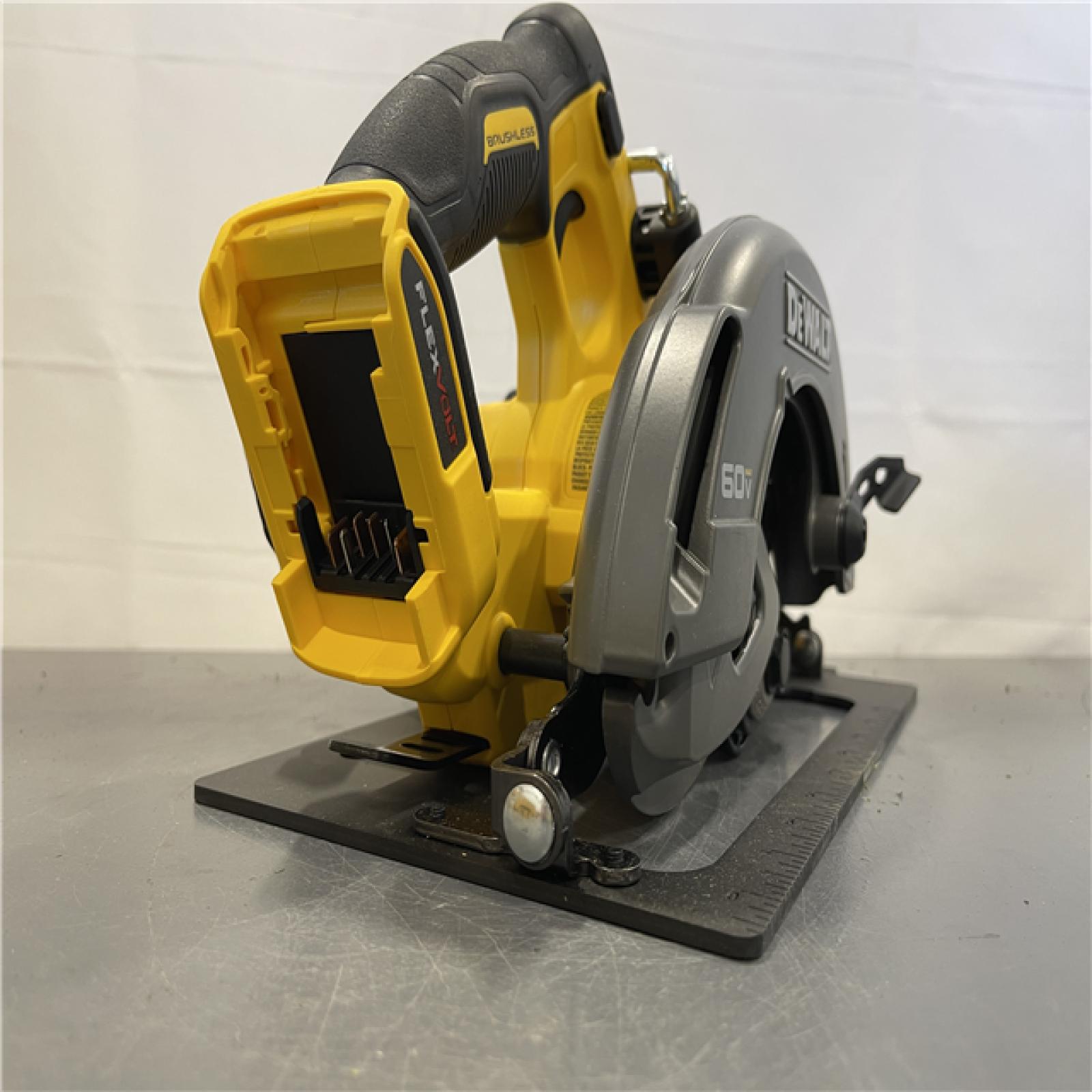 AS-IS - DeWALT Flexvolt Max 7-1/4  60V Brushless Circular Saw (Tool Only)