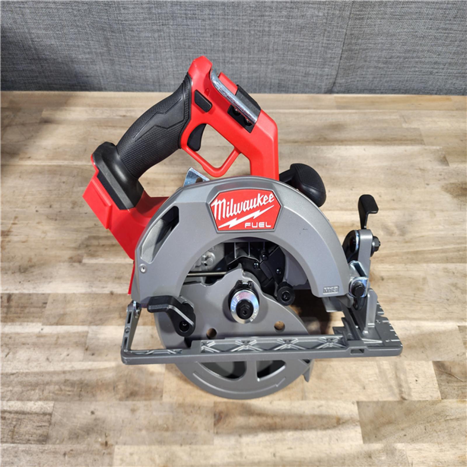 HOUSTON LOCATION - AS-IS (APPEARS LIKE NEW) Milwaukee M18 FUEL 7-1/4 Inch Circular Saw (Bare Tool)