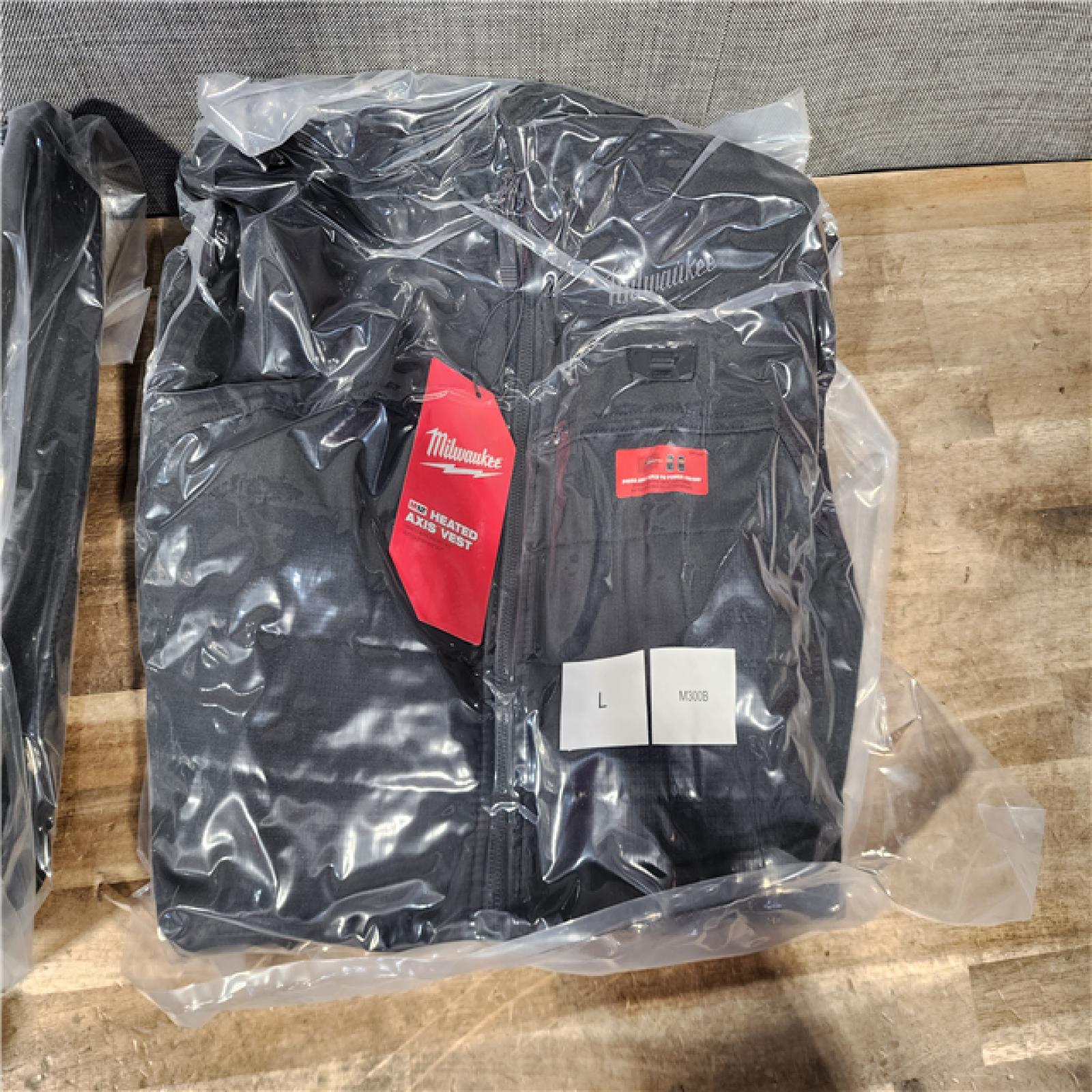 HOUSTON LOCATION - AS-IS MILWAUKEE 2 HEATED CLOTHING COMBO KIT