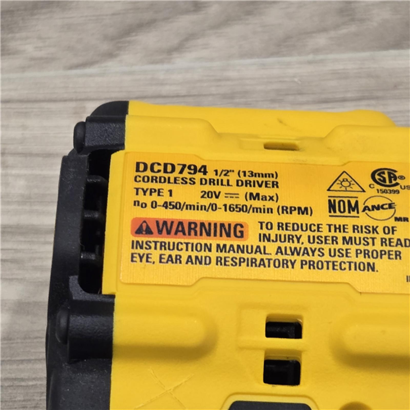 AS-IS DEWALT ATOMIC COMPACT SERIES 20V MAX* Cordless 1/2 Drill/Driver Kit