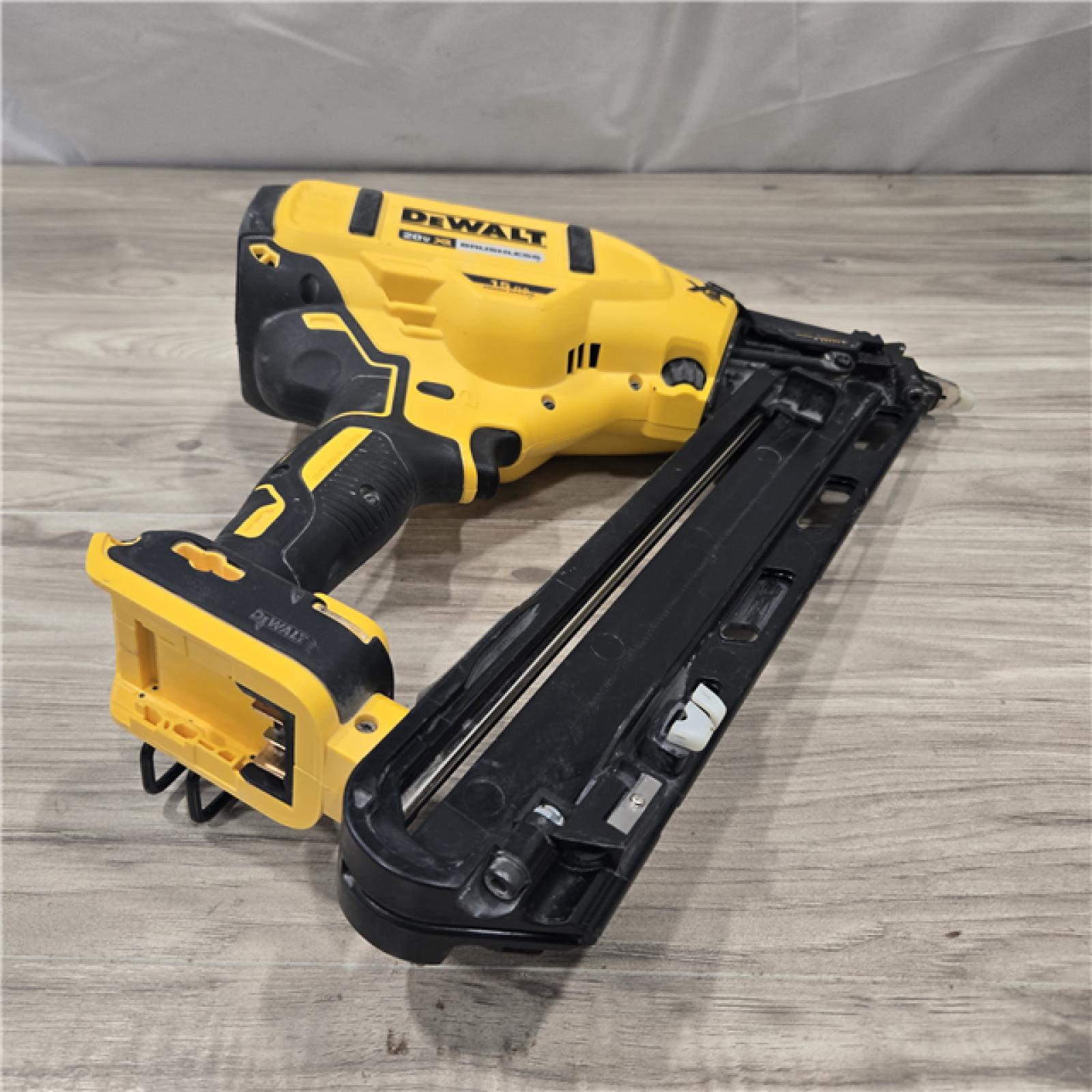 AS-IS DeWalt 15 GA ANGLED FINISH NAILER KIT