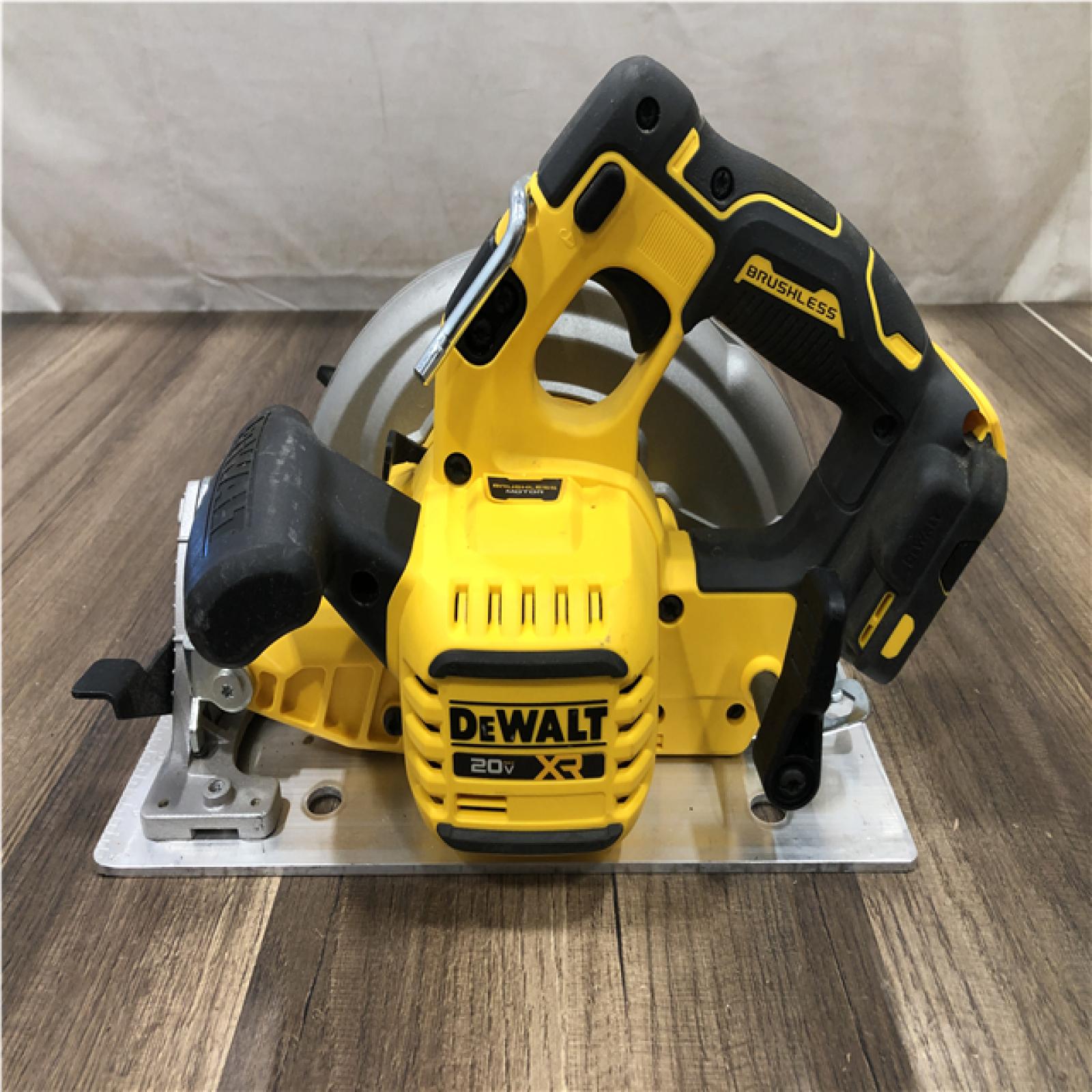 AS-IS DEWALT 20-Volt MAX 7-1/4 in. Cordless Circular Saw (Tool Only)