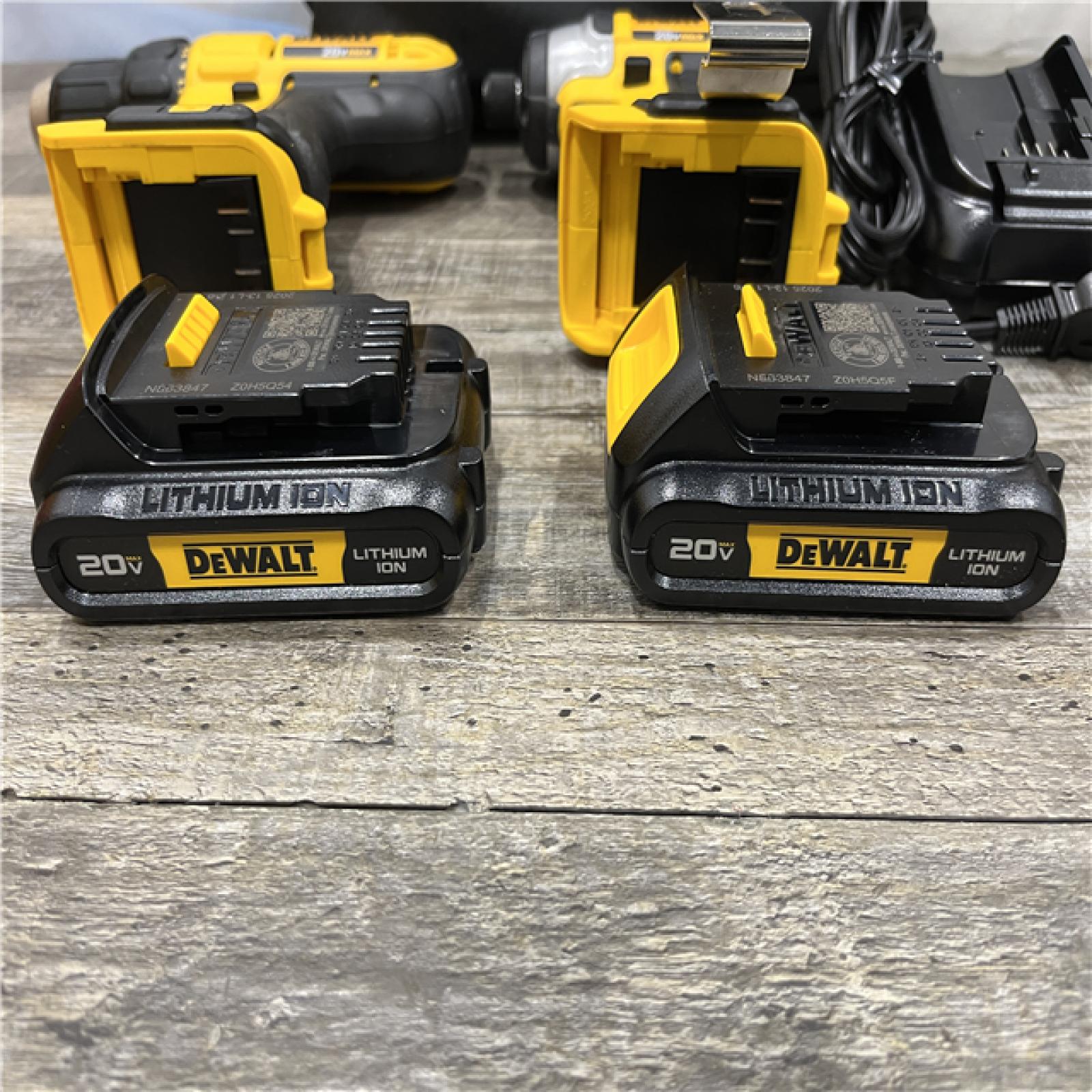 LIKE NEW - DEWALT 20V MAX Cordless Drill/Impact 2 Tool Combo Kit