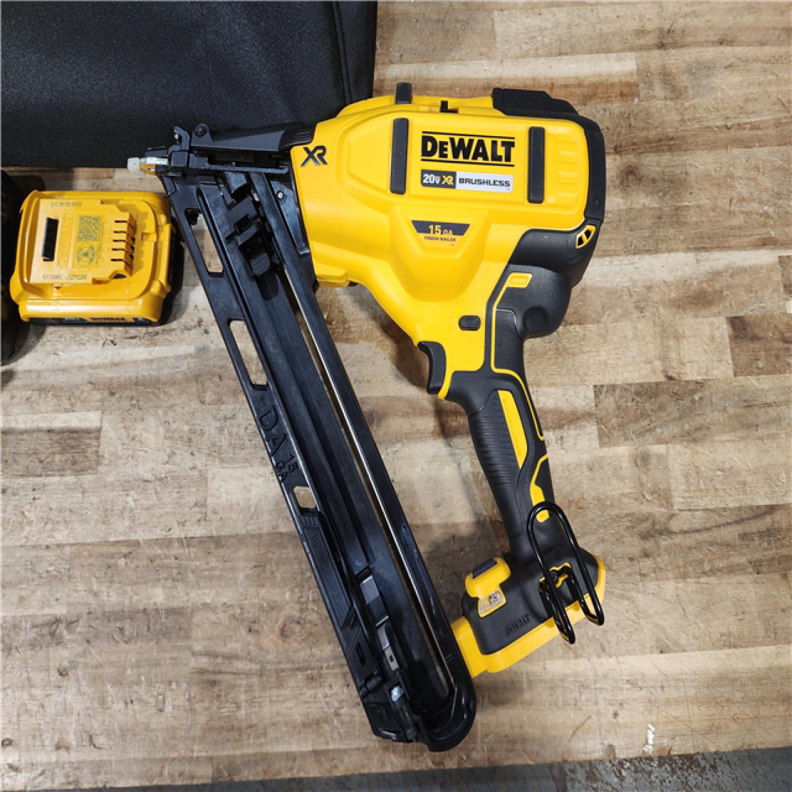 HOUSTON LOCATION - AS - IS DEWALT 20V MAX XR Lithium-Ion Cordless 2-1/2 in. 15-Gauge Finish Nailer Kit