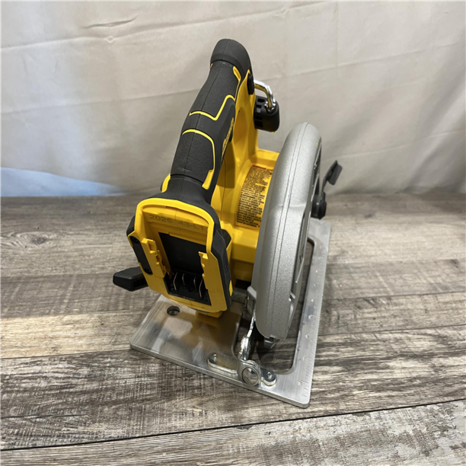 AS-IS DEWALT 20-Volt MAX 7-1/4 in. Cordless Circular Saw (Tool Only)