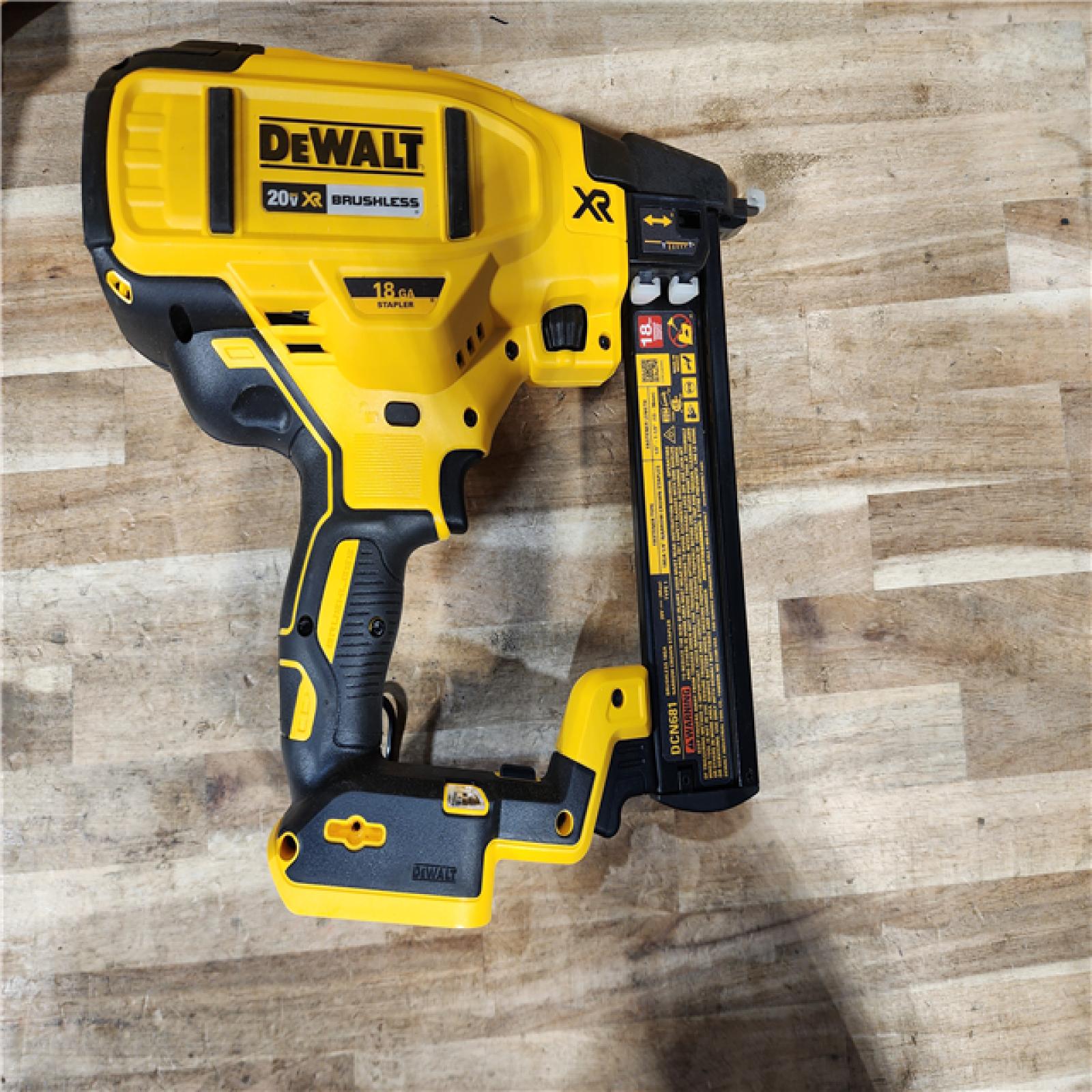 HOUSTON LOCATION - AS-IS DEWALT 20V MAX XR Lithium-Ion Cordless 18-Gauge Narrow Crown Stapler Kit
