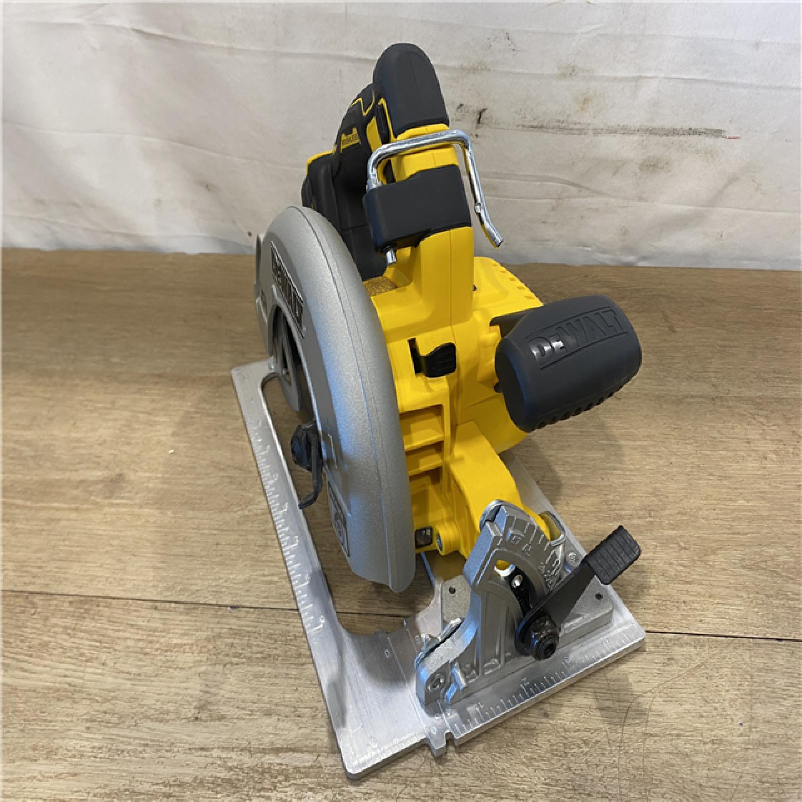 AS-IS DEWALT 20-Volt MAX 7-1/4 in. Cordless Circular Saw (Tool Only)