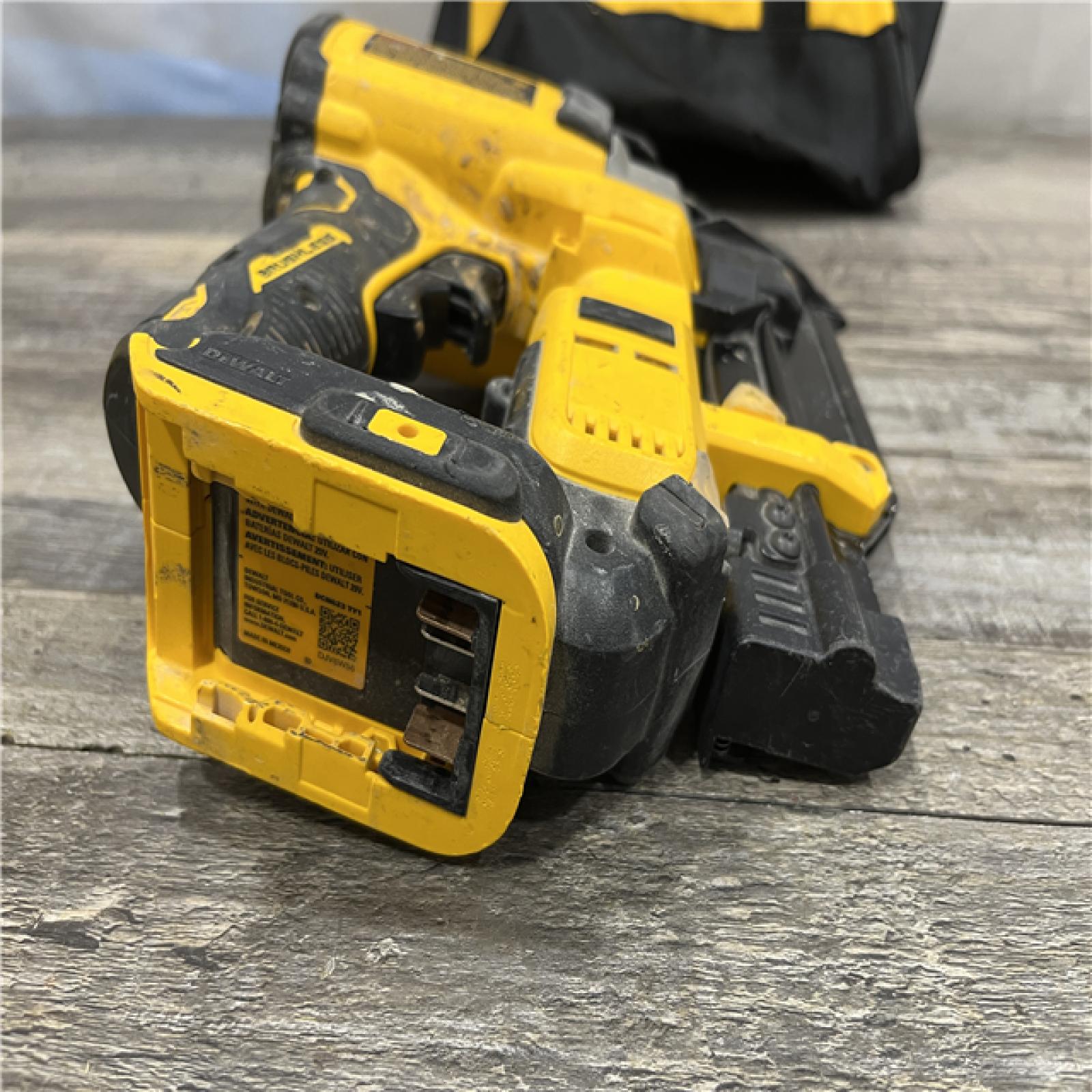 AS-IS DEWALT ATOMIC 20V MAX Lithium Ion Cordless 23 Gauge Pin Nailer Kit