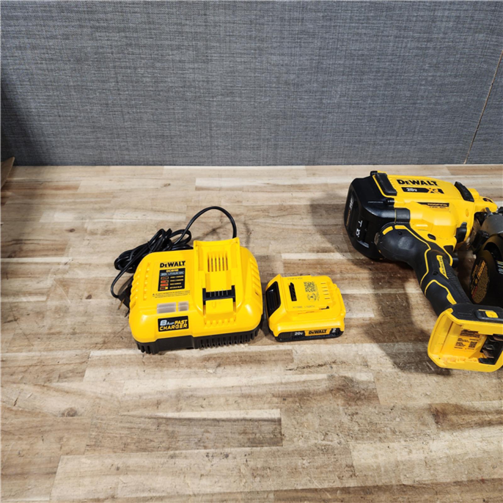HOUSTON LOCATION - AS - IS DEWALT 20V MAX Lithium-Ion 15-Degree Electric Cordless Roofing Nailer Kit