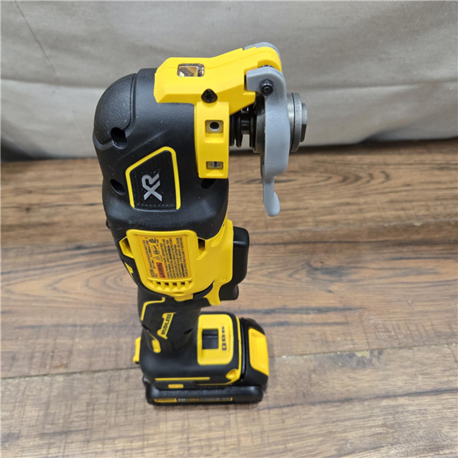 AS-IS DEWALT Cordless Brushless 3-Speed Oscillating Multi Tool with (1) 20V 1.5Ah Battery and Charger