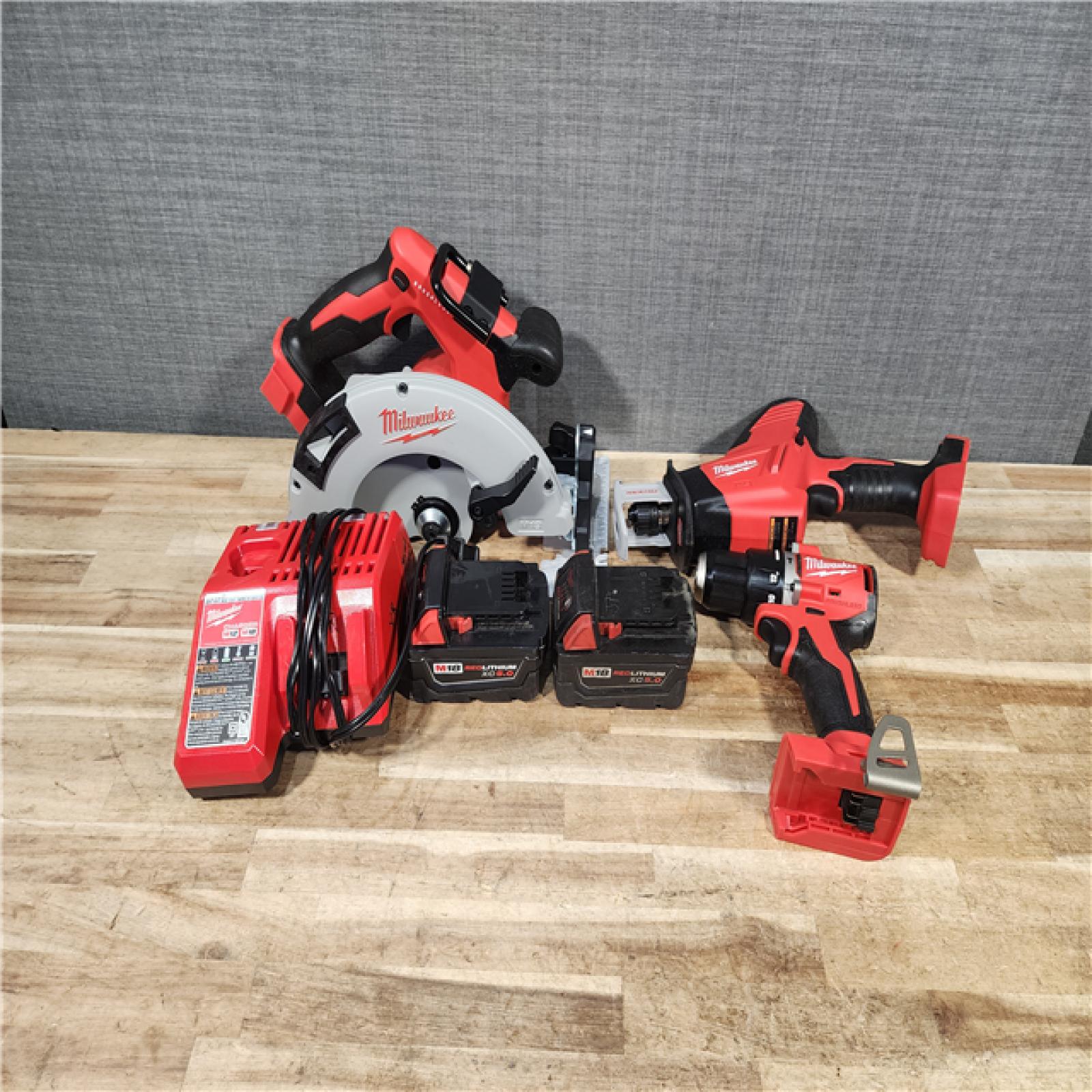 HOUSTON LOCATION - AS - IS Milwaukee 3 Tool Combo Kit W/ (2) Battery & Charger