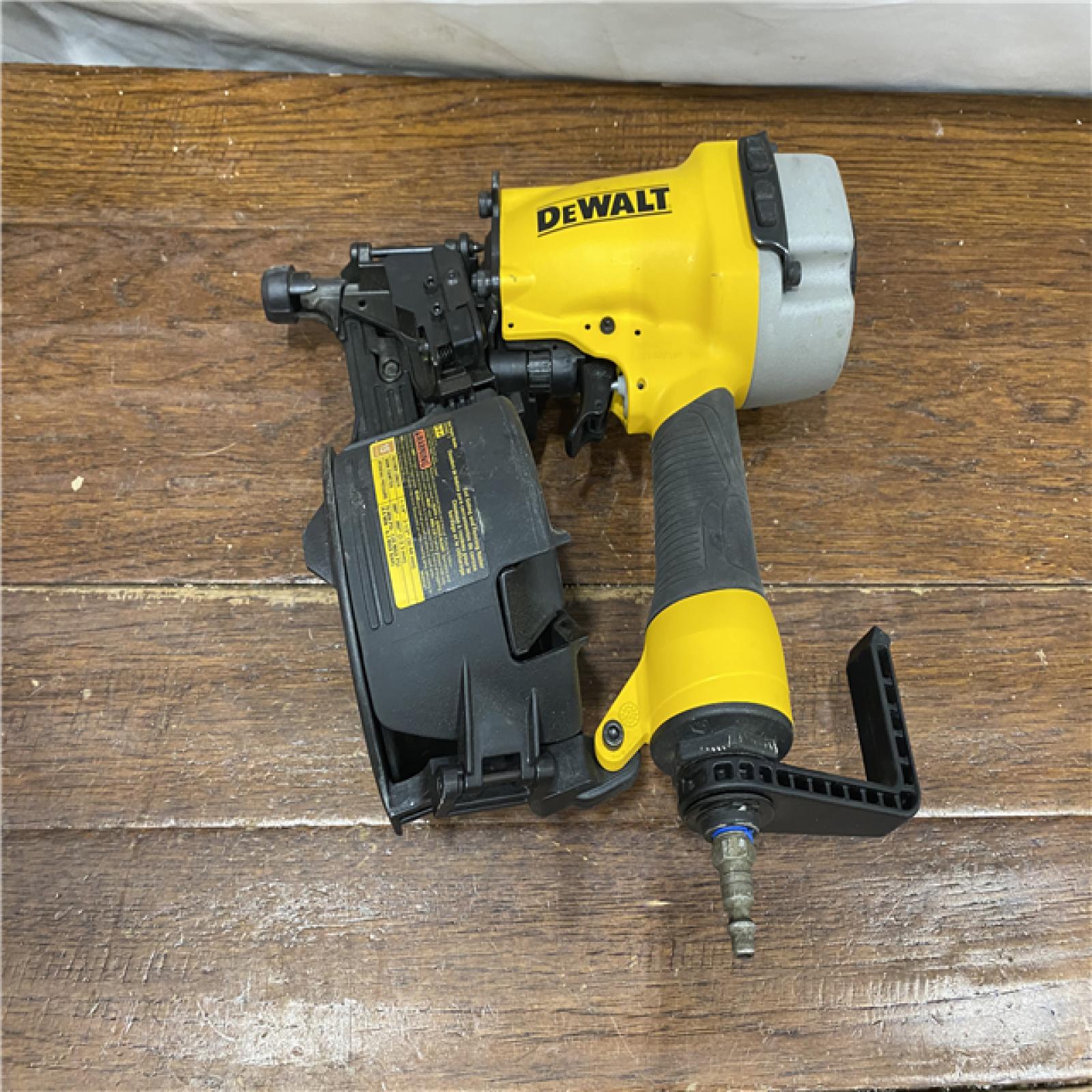 AS-IS DEWALT DW66C-1 2-1/2 Inch 15 Degree Coil Siding and Fencing Nailer