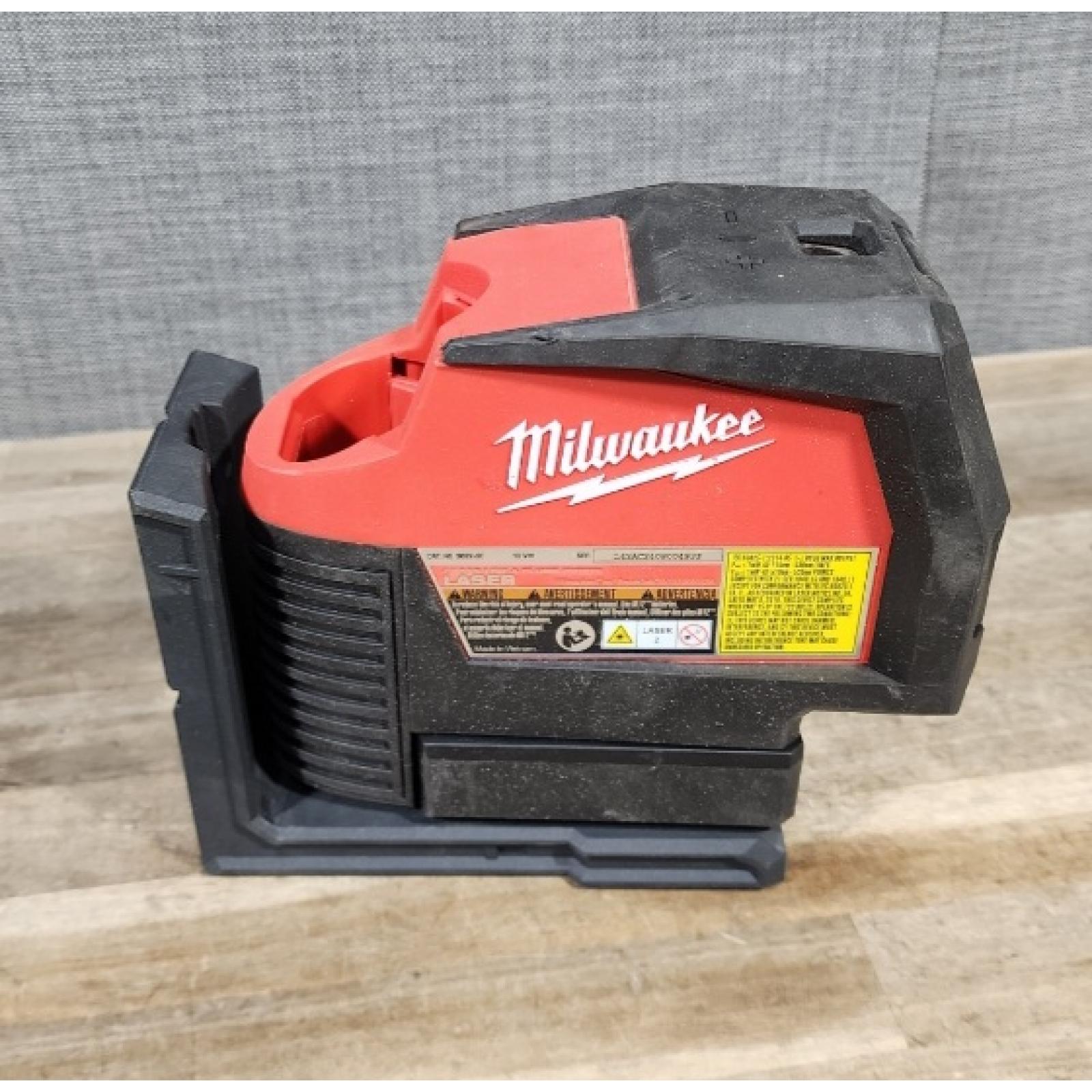 HOUSTON LOCATION - AS-IS Milwaukee Green 125 Ft. Cross Line and Plumb Points Laser Level Kit