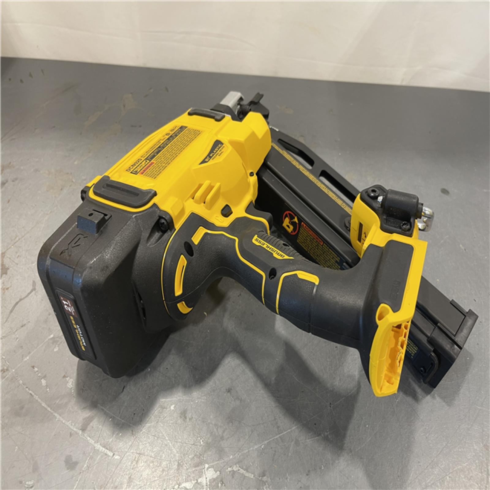 AS-IS - DEWALT 20-Volt 21° Cordless Framing Nailer