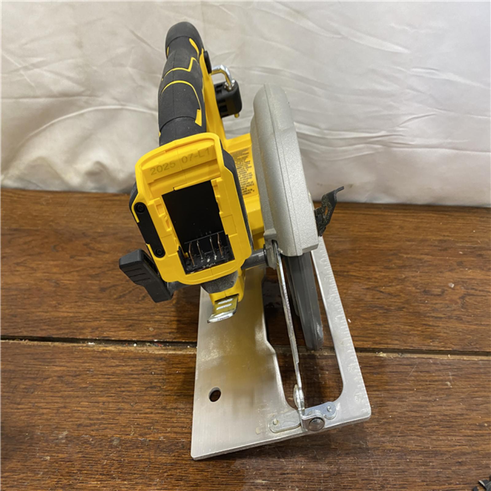 AS-IS DEWALT 20-Volt MAX 7-1/4 in. Cordless Circular Saw (Tool Only)