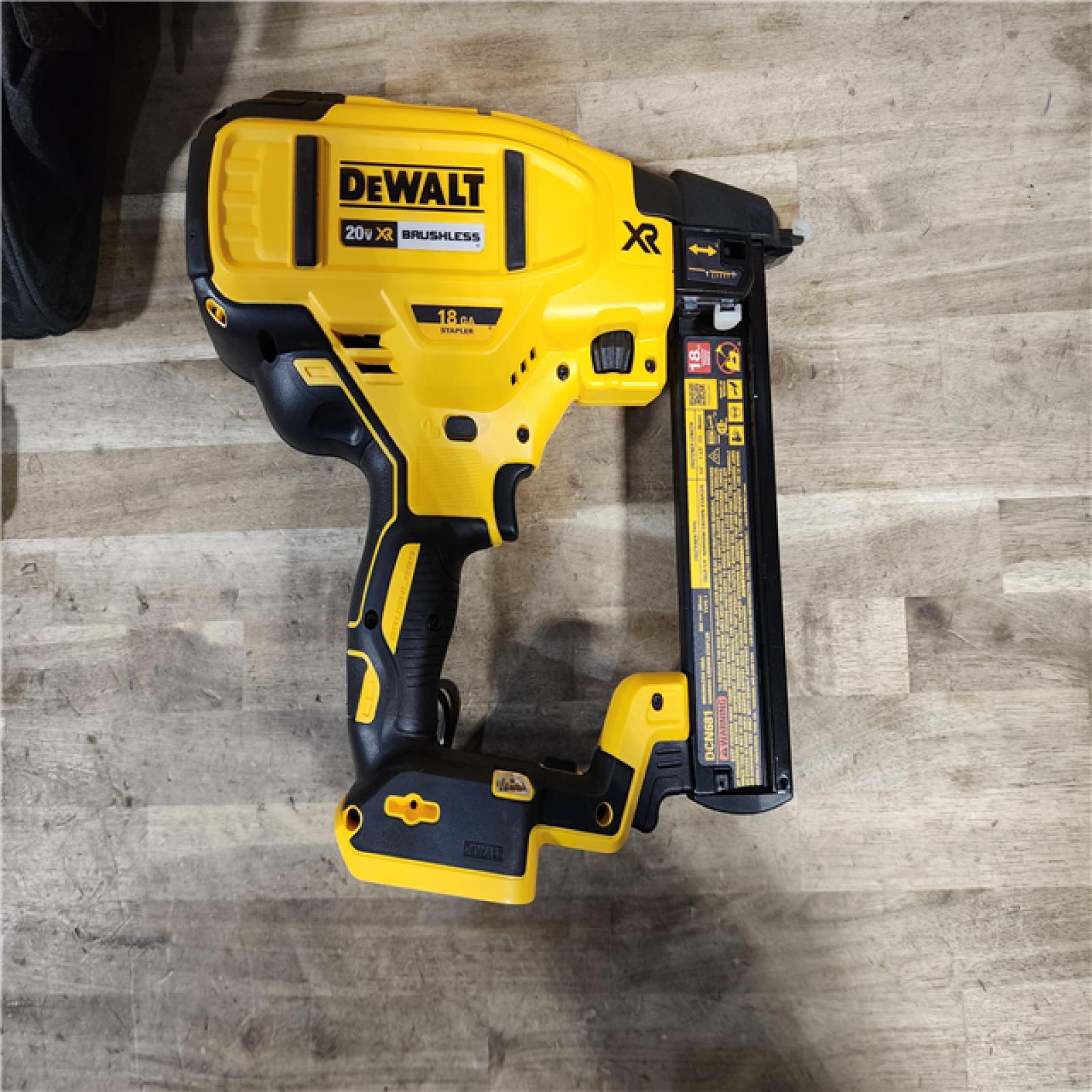 HOUSTON LOCATION - AS-IS DeWALT DCN681D1 20-Volt MAX 18ga Cordless Brushless Narrow Crown Stapler Kit w/ BATTERY & CHARGER