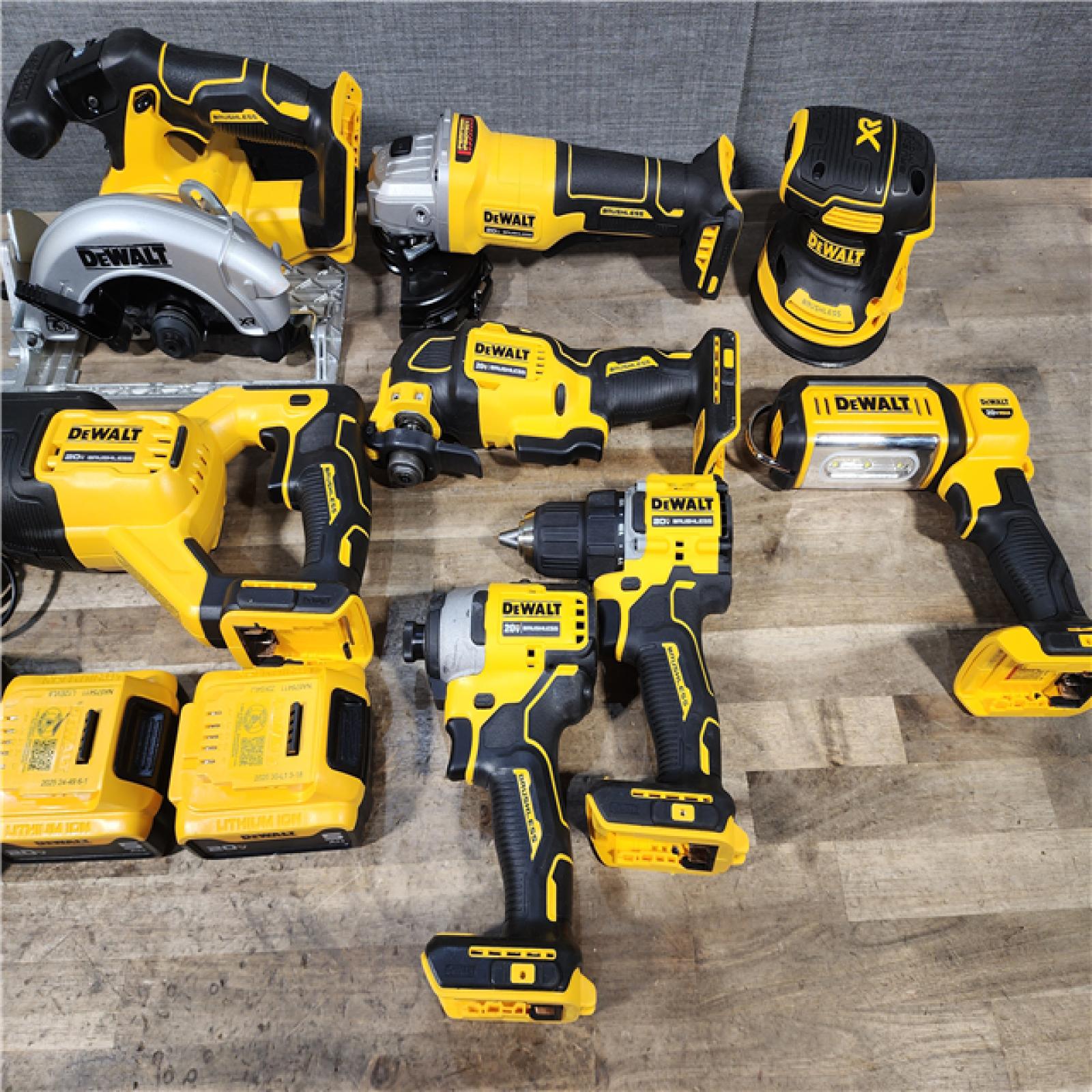 HOUSTON LOCATION - AS-IS (APPEARS LIKE NEW) DEWALT 8 TOOL COMBO KIT W/ (2) BATTERY & CHARGER