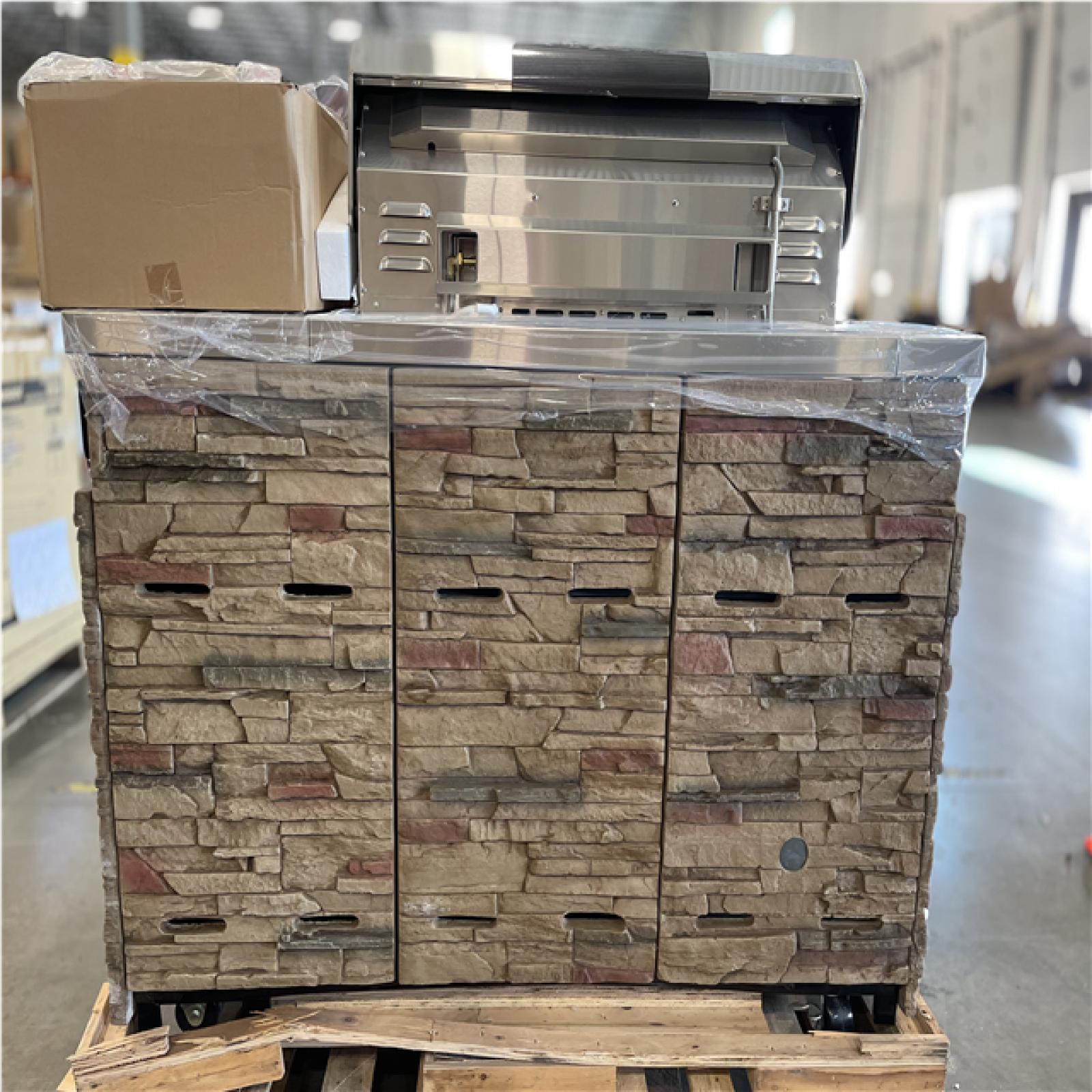 DALLAS LOCATION- AS-IS SPIRE 5-Burner Built-In Propane Gas Stone Island Grill in Terra Rosa