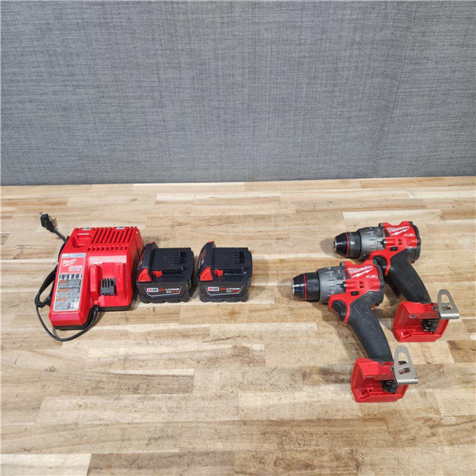 HOUSTON LOCATION - AS-IS MILWAUKEE 2 TOOL COMBO KIT W/ (2) BATTERY & CHARGER