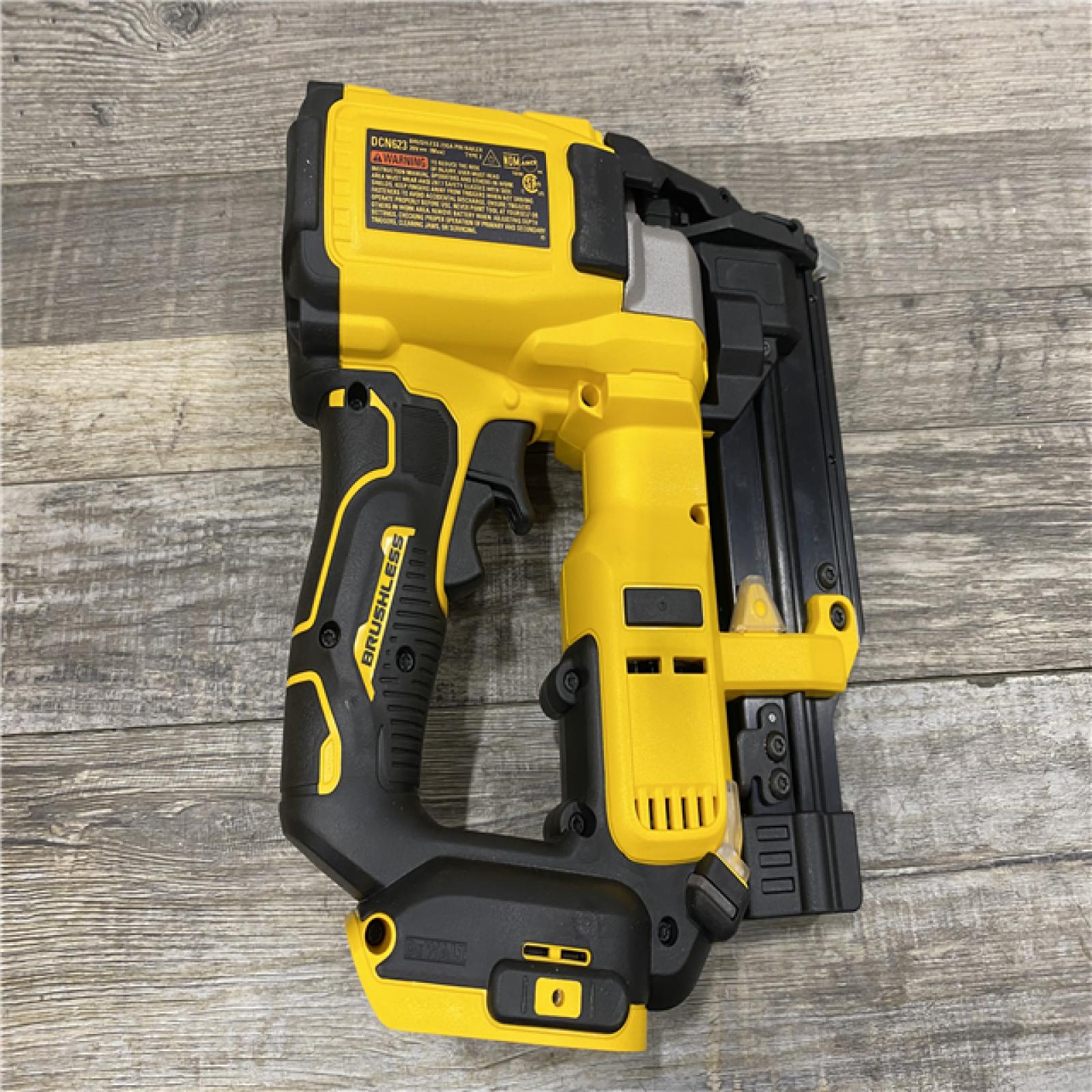 AS-IS DEWALT ATOMIC 20V MAX Lithium Ion Cordless 23 Gauge Pin Nailer Kit