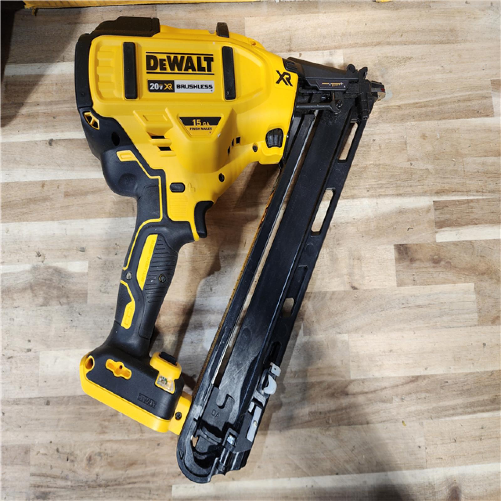 HOUSTON LOCATION - AS-IS DEWALT 20V MAX XR Lithium-Ion Cordless 2-1/2 in. 15-Gauge Finish Nailer Kit