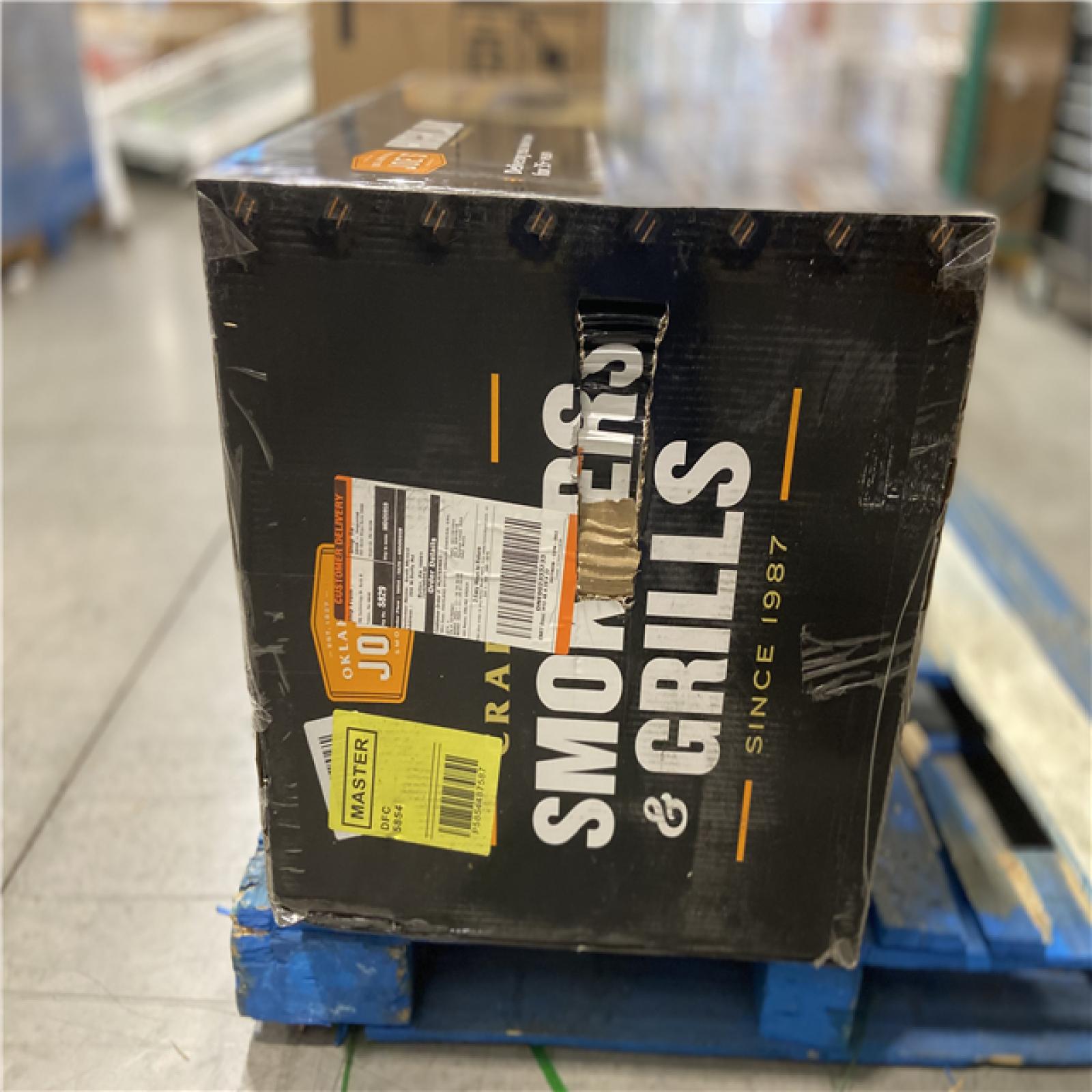 DALLAS LOCATION -  OKLAHOMA JOE'S Highland Offset Charcoal Smoker and Grill with 900 sq. in. Cooking Area in Black