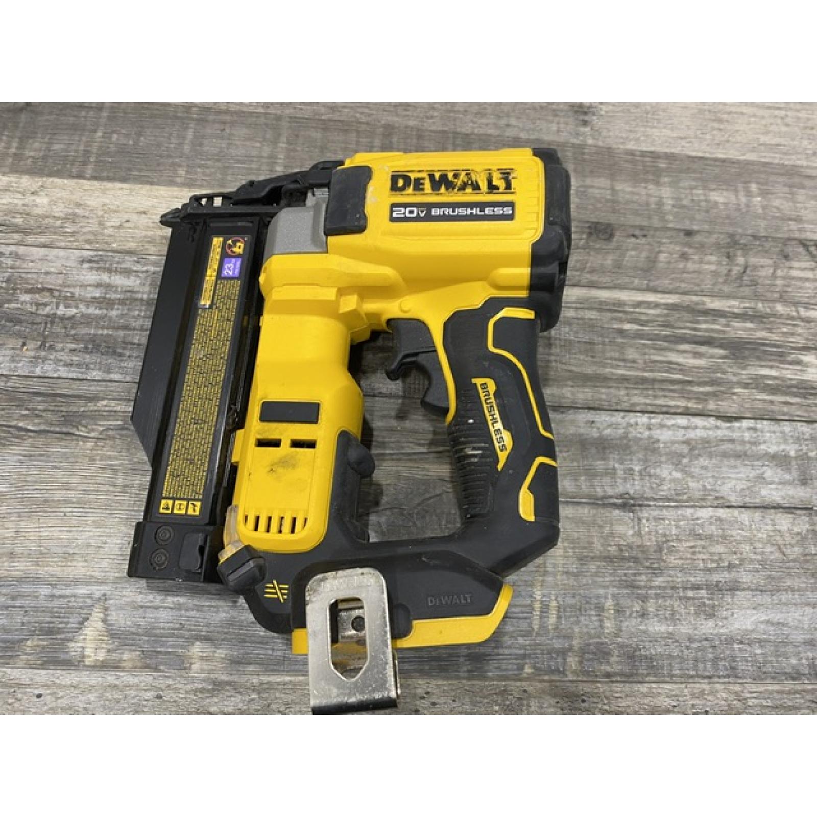 AS-IS DEWALT ATOMIC 20V MAX Lithium Ion Cordless 23 Gauge Pin Nailer Kit