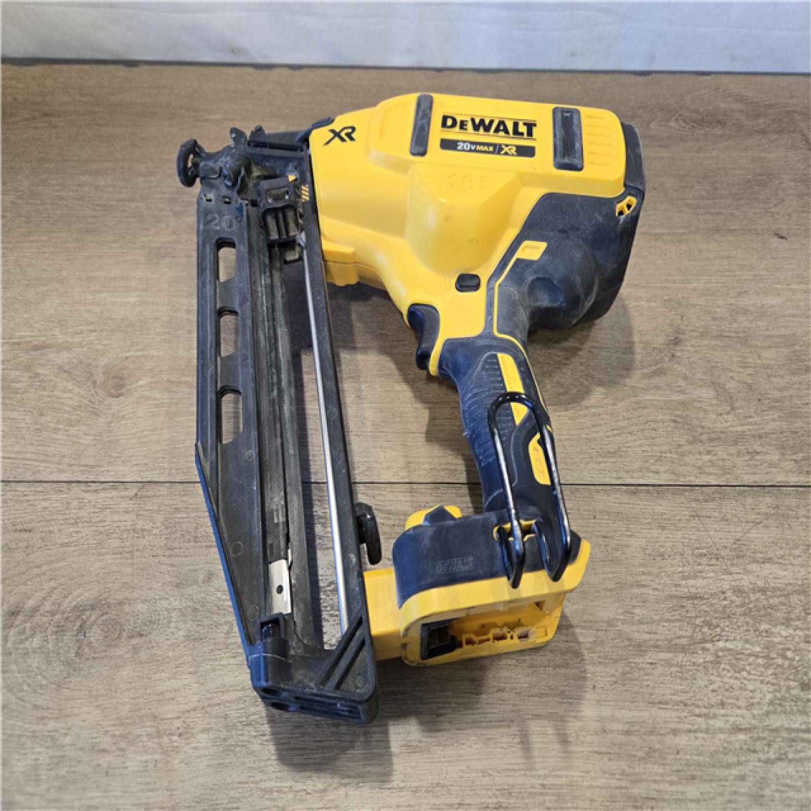 AS-IS DEWALT 20V MAX XR 16-Gauge Electric Cordless Angled Finishing Nailer Kit