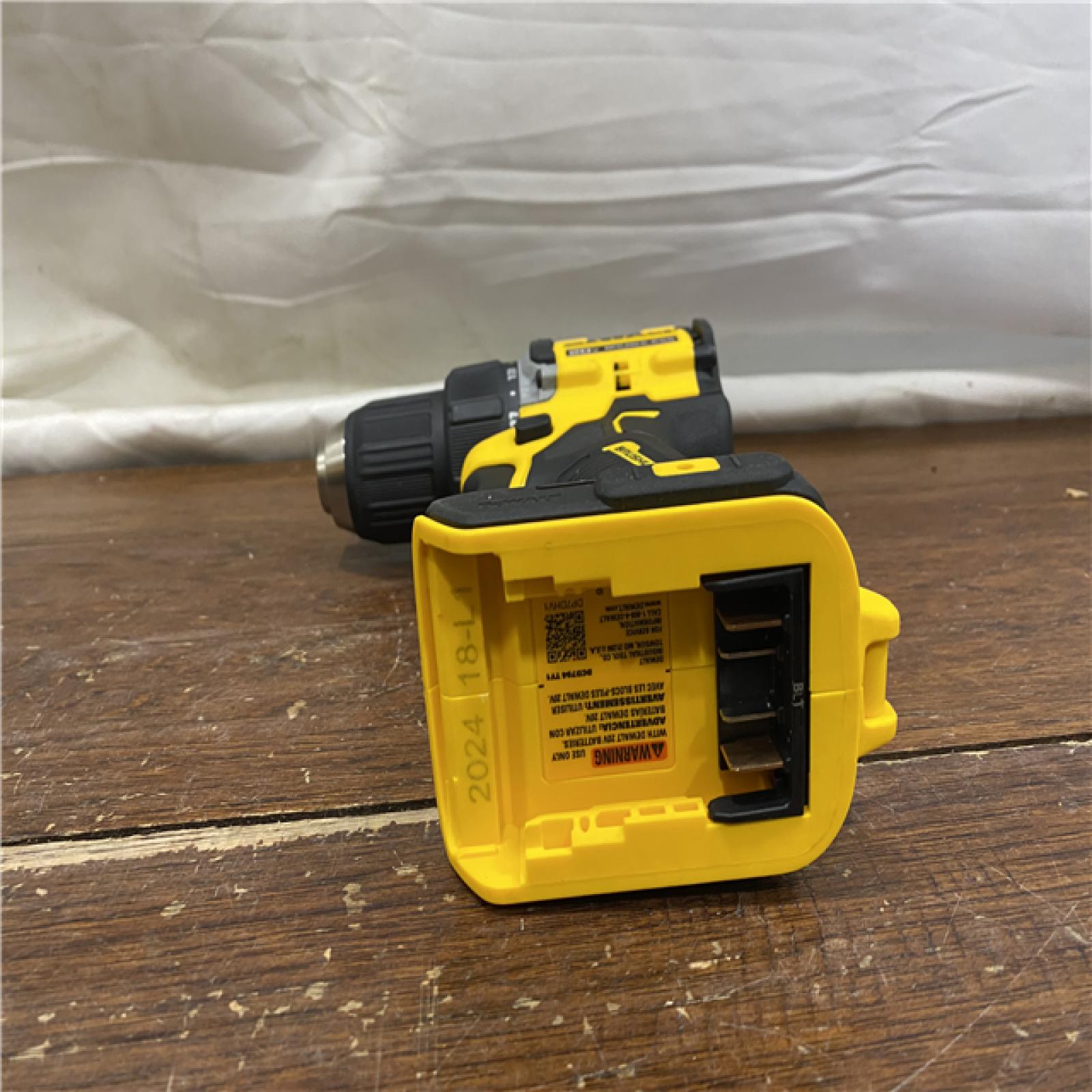 AS-IS DEWALT ATOMIC COMPACT SERIES 20V MAX* Brushless Cordless 1/2 Drill/Driver Kit
