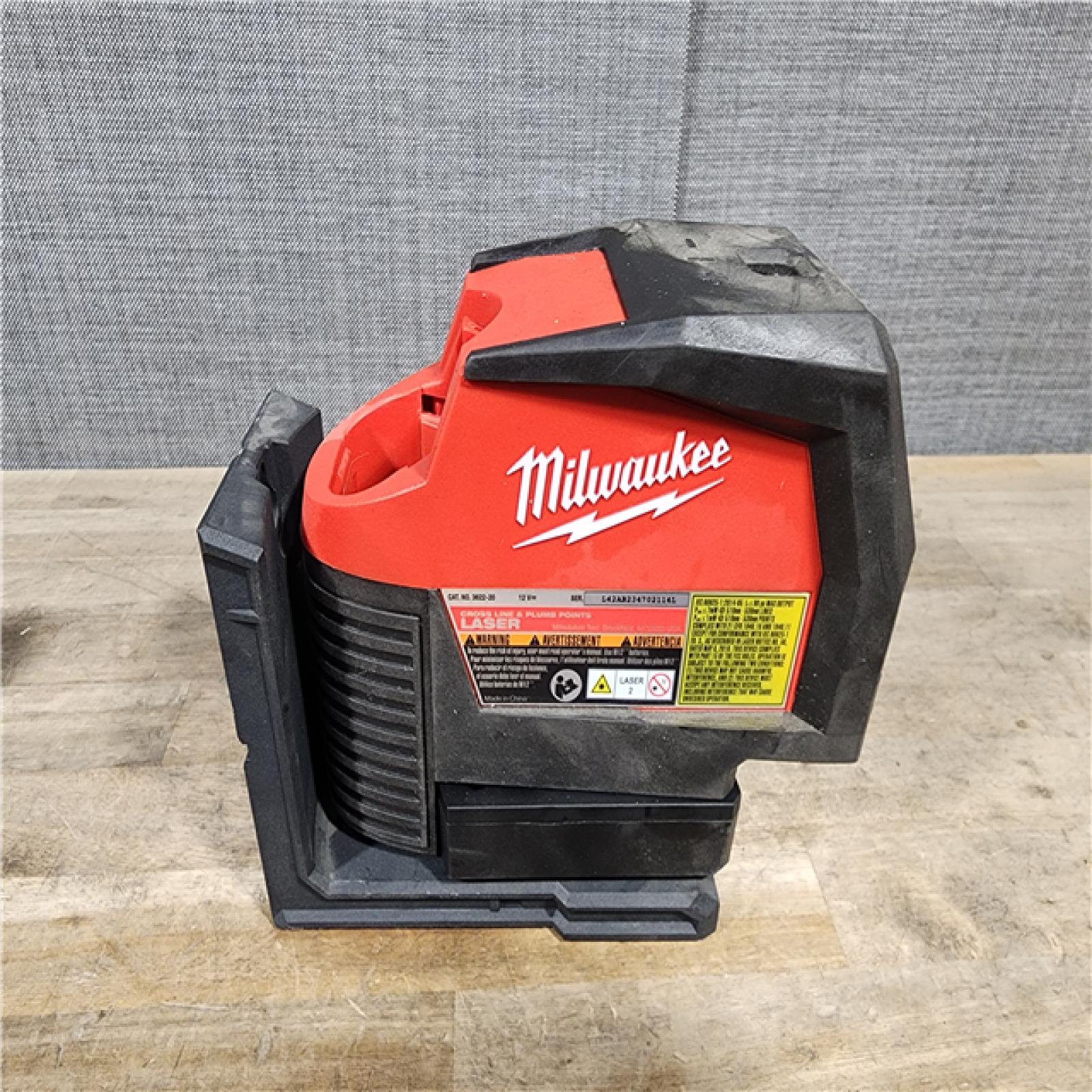 HOUSTON LOCATION - AS-IS Milwaukee Green 125 Ft. Cross Line and Plumb Points Laser Level Kit