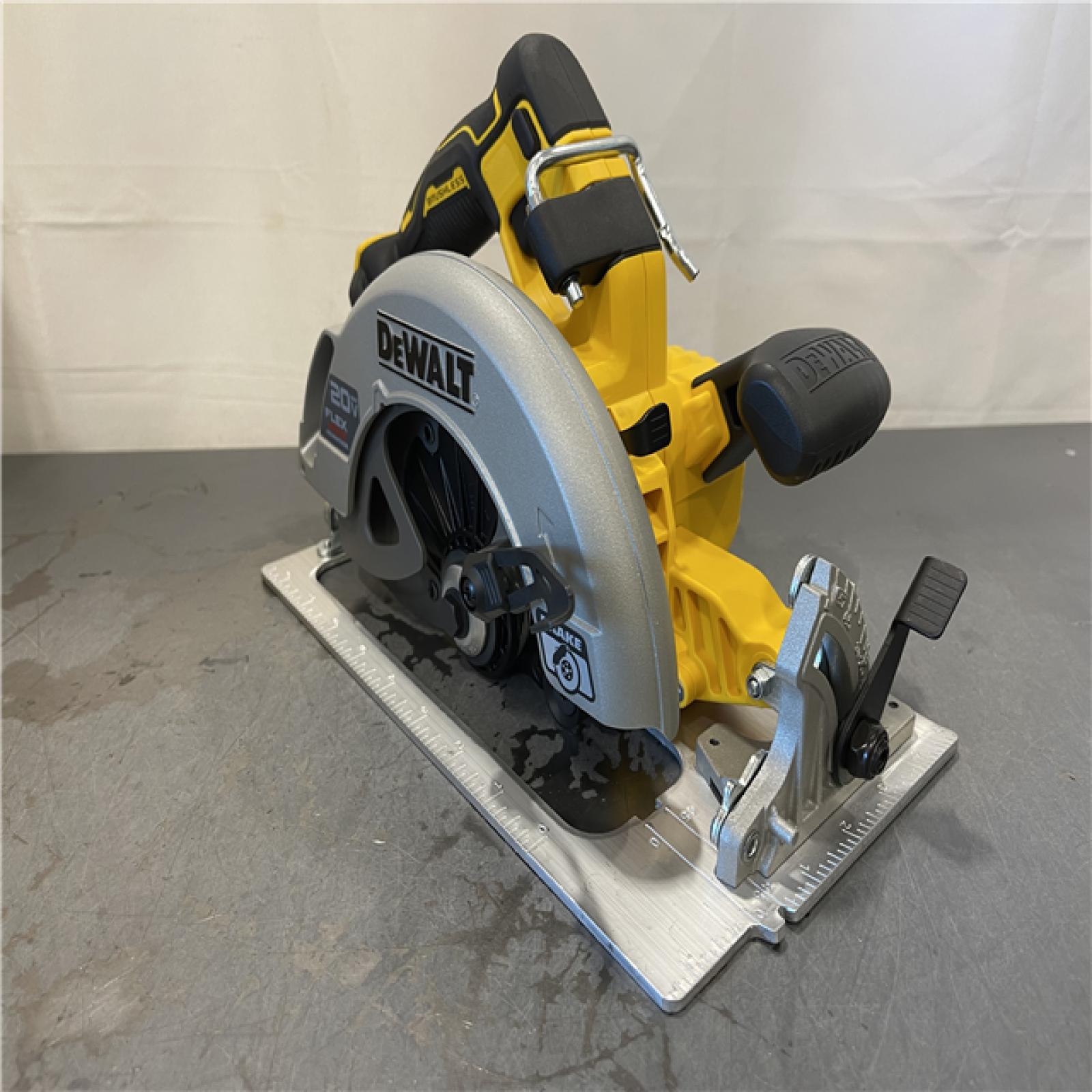 AS-IS - DEWALT FLEXVOLT 60V MAX Cordless Brushless 7-1/4 in. Wormdrive Style Circular Saw