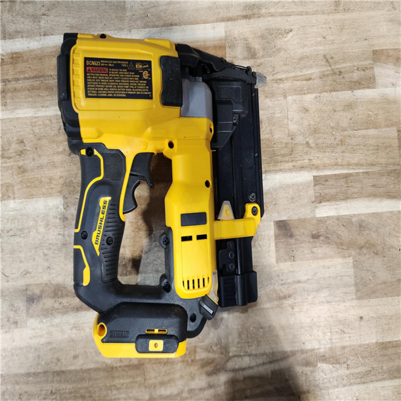 HOUSTON LOCATION - AS-IS DEWALT ATOMIC 20V MAX Lithium Ion Cordless 23 Gauge Pin Nailer Kit