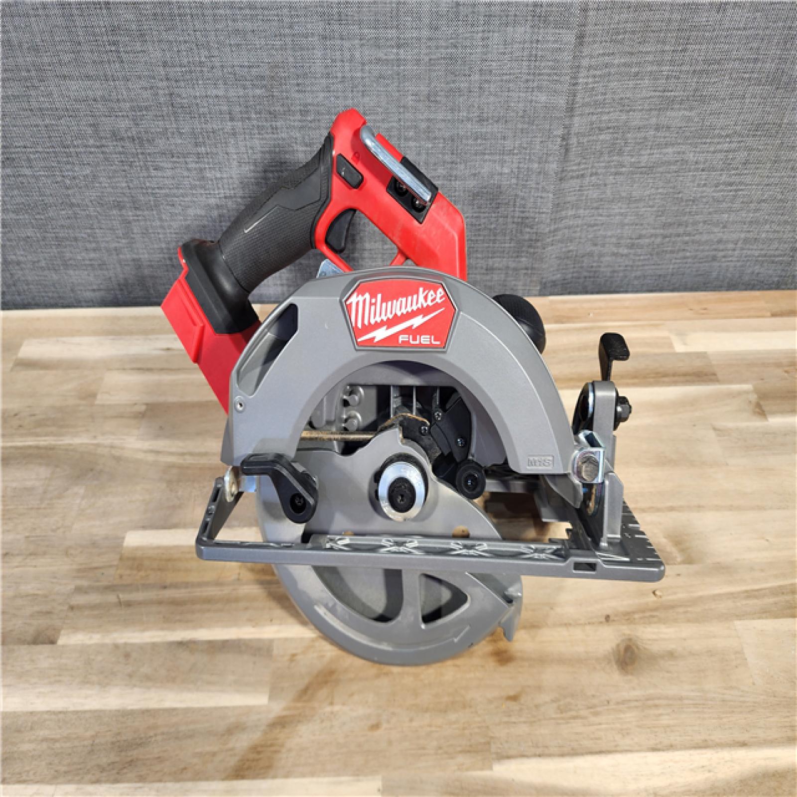 HOUSTON LOCATION - AS-IS Milwaukee Tools M18 FUEL 7-1/4 Circular Saw (Tool Only) 2834-20