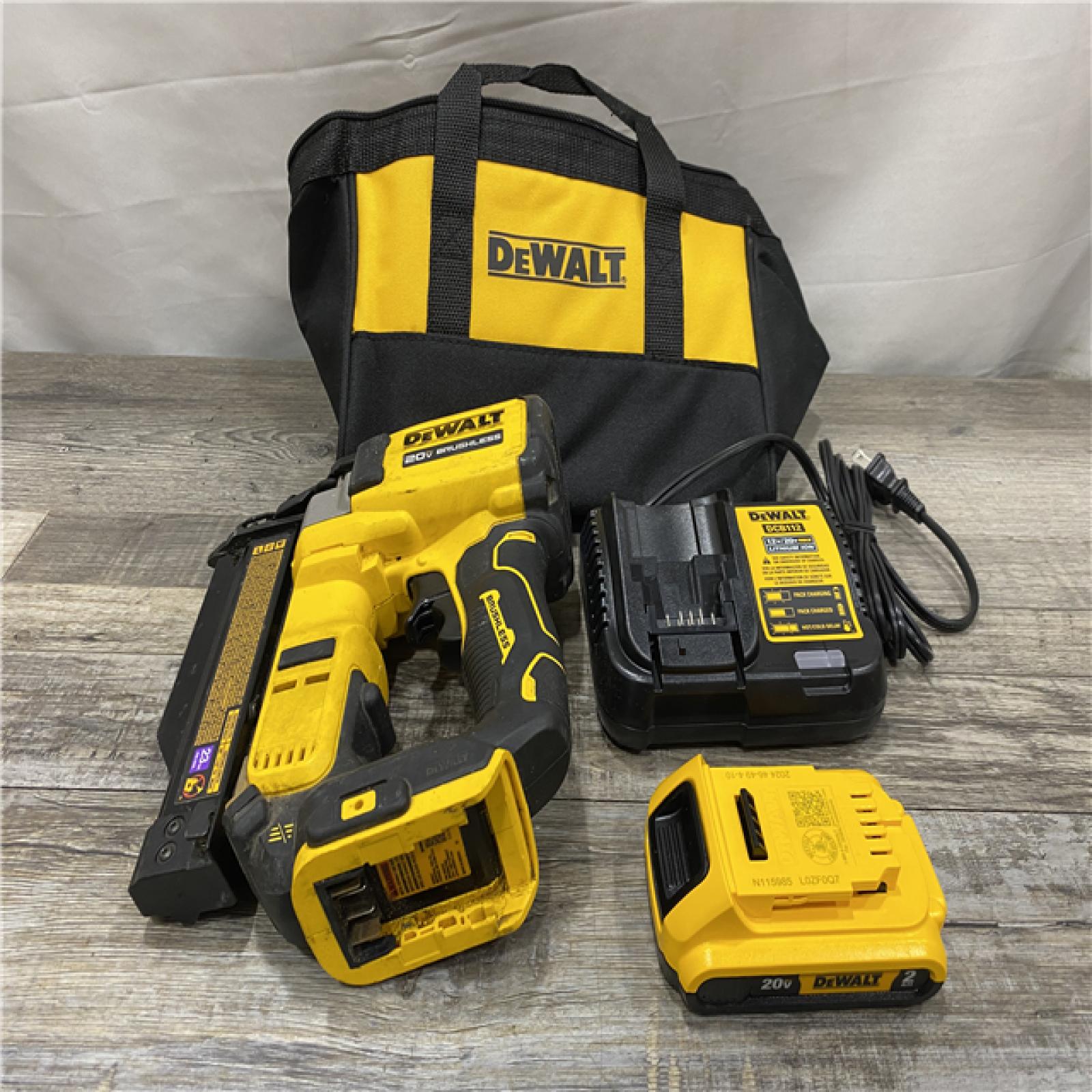 AS-IS DEWALT ATOMIC 20V MAX Lithium Ion Cordless 23 Gauge Pin Nailer Kit