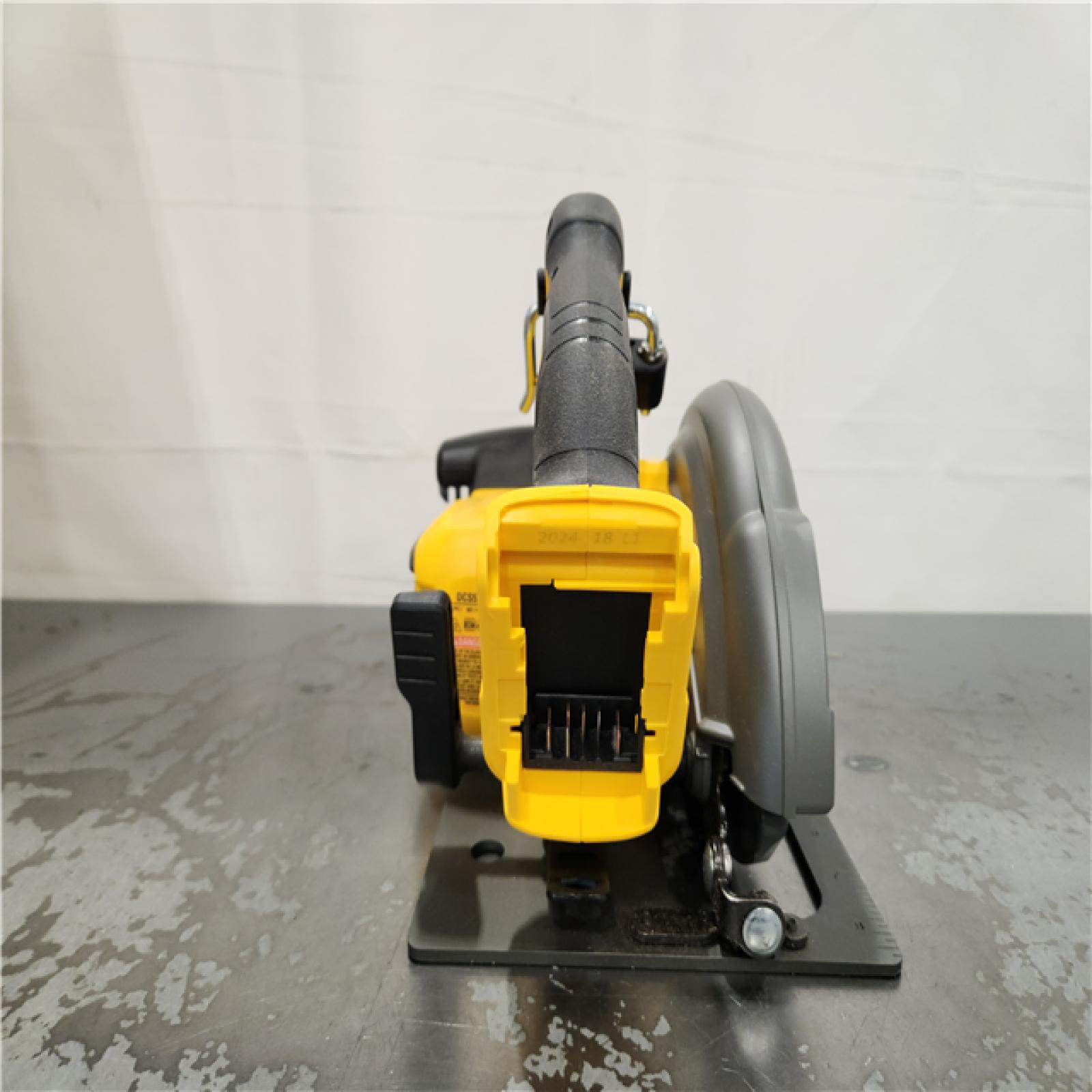 AS-IS- DeWALT Flexvolt Max 7-1/4  60V Brushless Circular Saw DCS578B (Bare Tool)