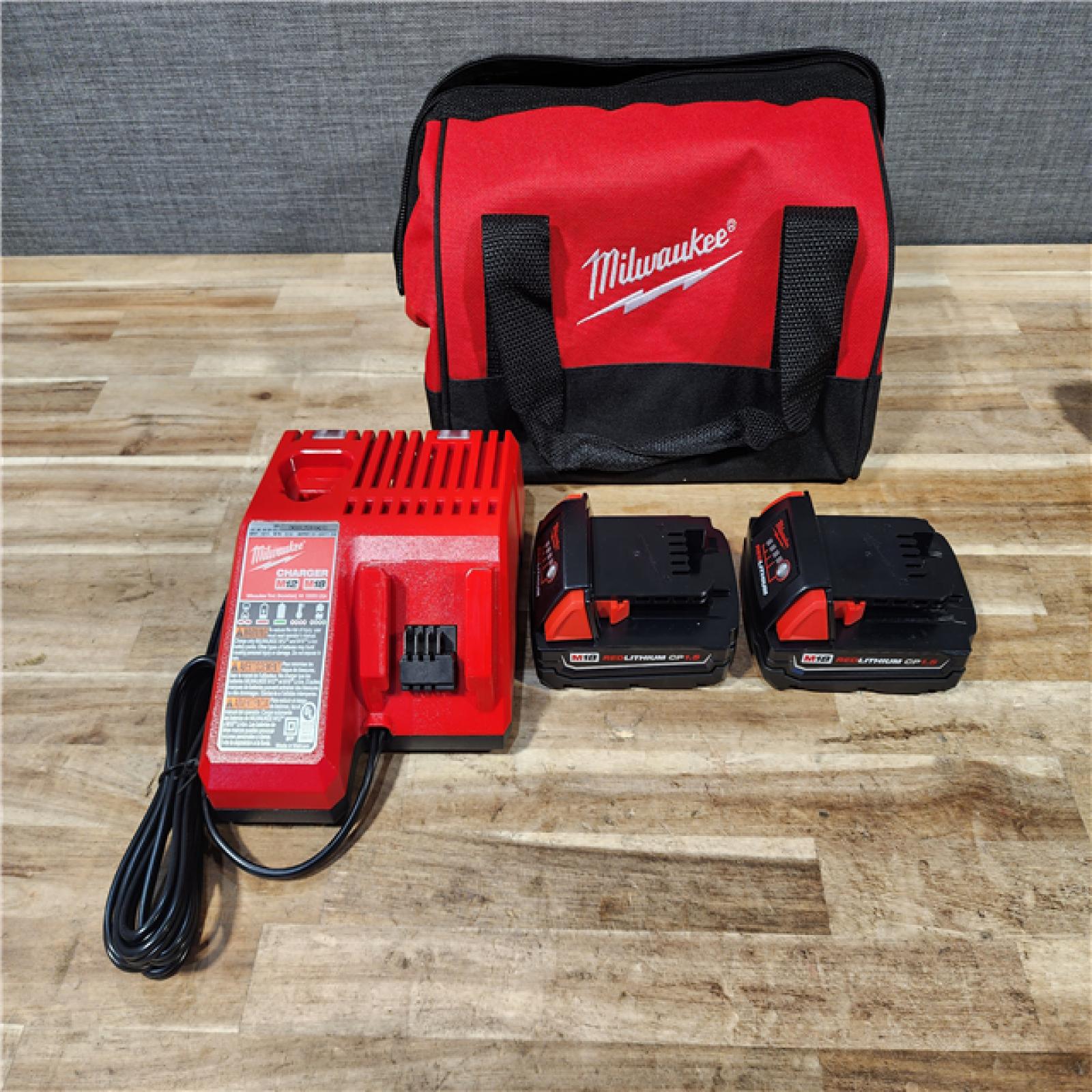 HOUSTON LOCATION - AS-IS (APPEARS LIKE NEW) Milwaukee 18V Lithium-Ion Cordless Drill Driver/Impact Driver Combo Kit