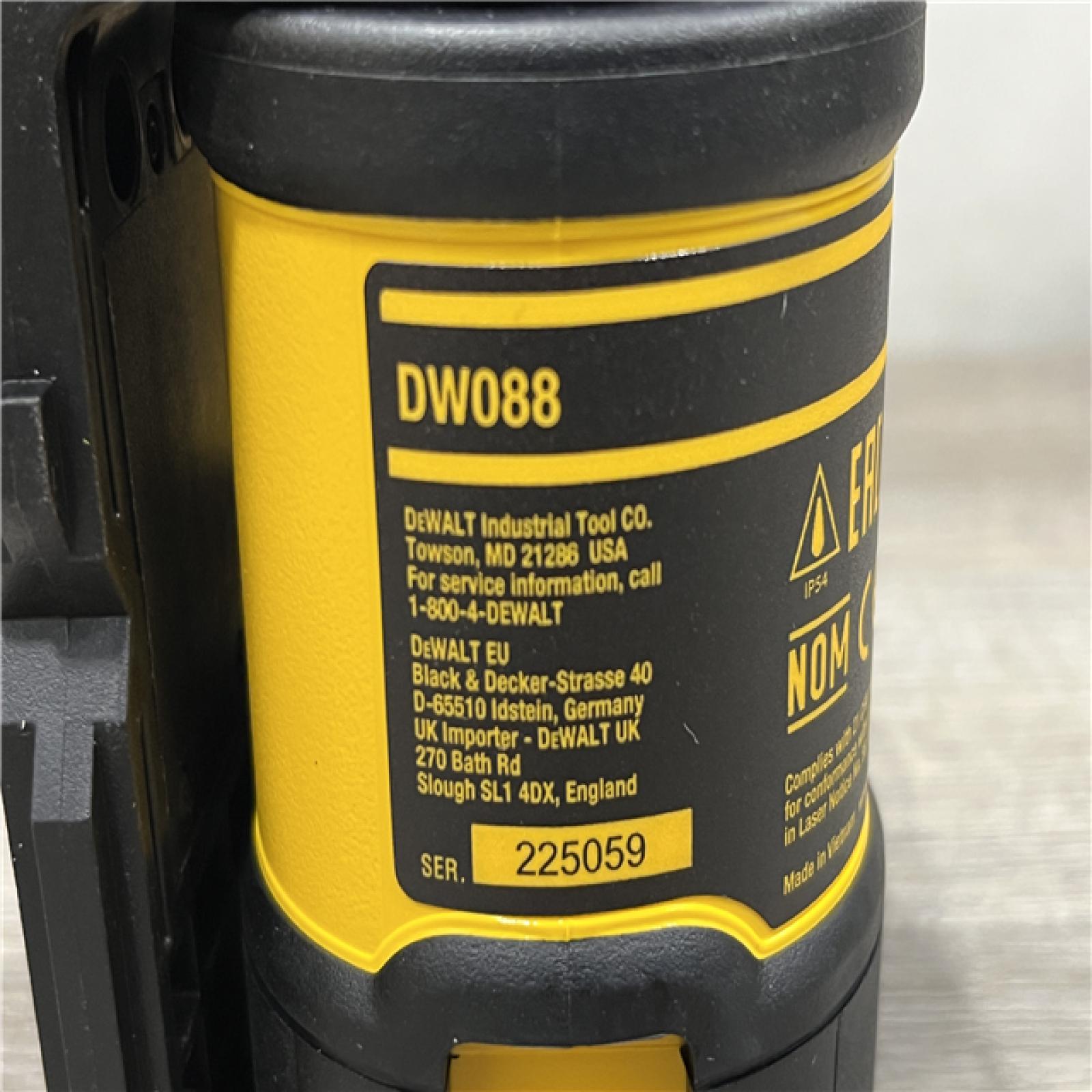 LIKE NEW - DEWALT 165 ft. Red Self-Leveling Cross-Line Laser Level Kit