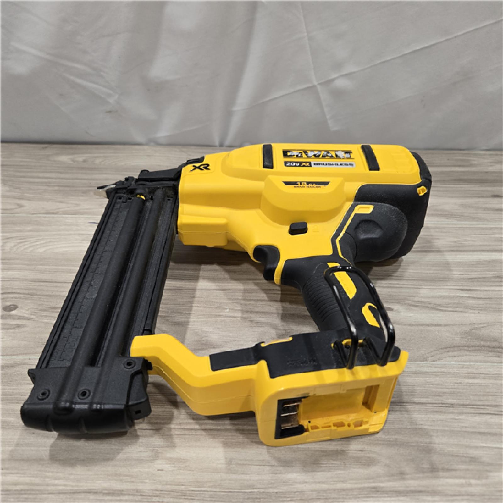 AS-IS DEWALT 20V MAX XR 18 Gauge Brad Nailer Kit