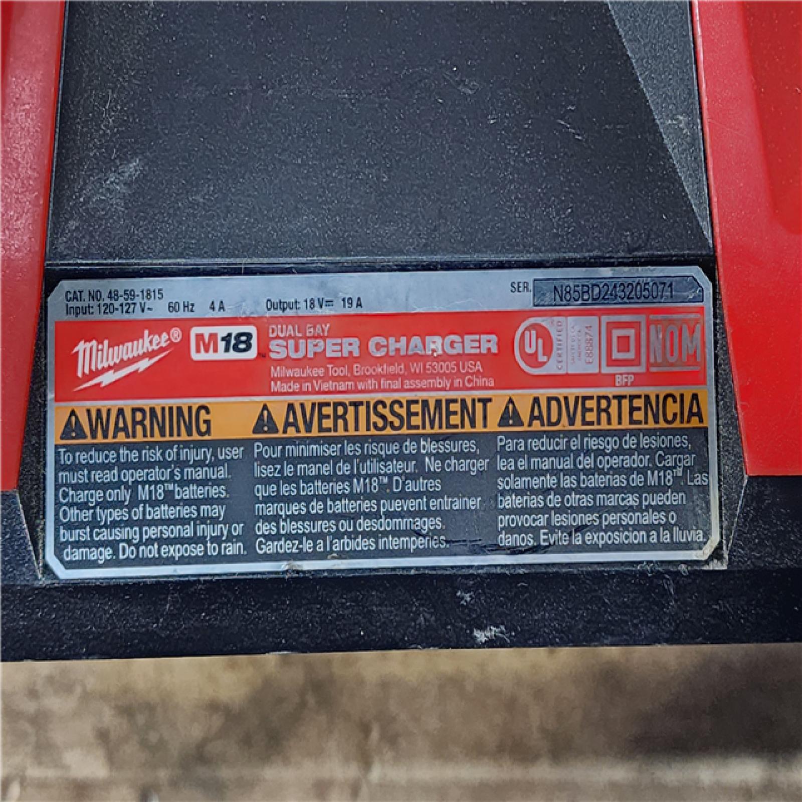 HOUSTON LOCATION - AS-IS M18 18V Dual Bay Simultaneous Super Charger