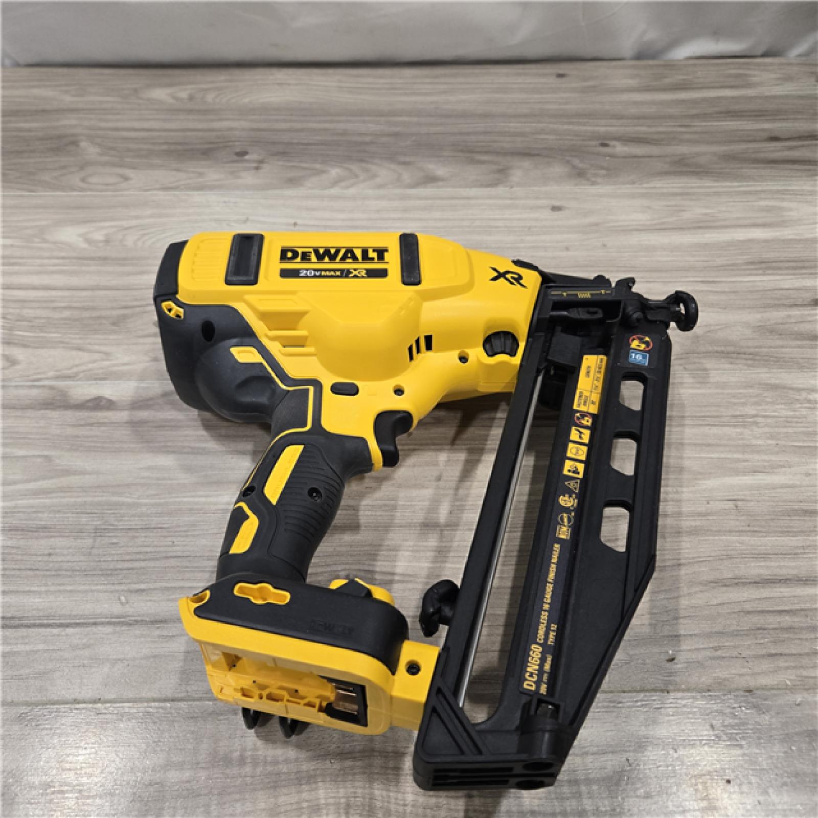 AS-IS DeWalt 20V 16 Gauge Cordless Angled Finish Nailer Kit