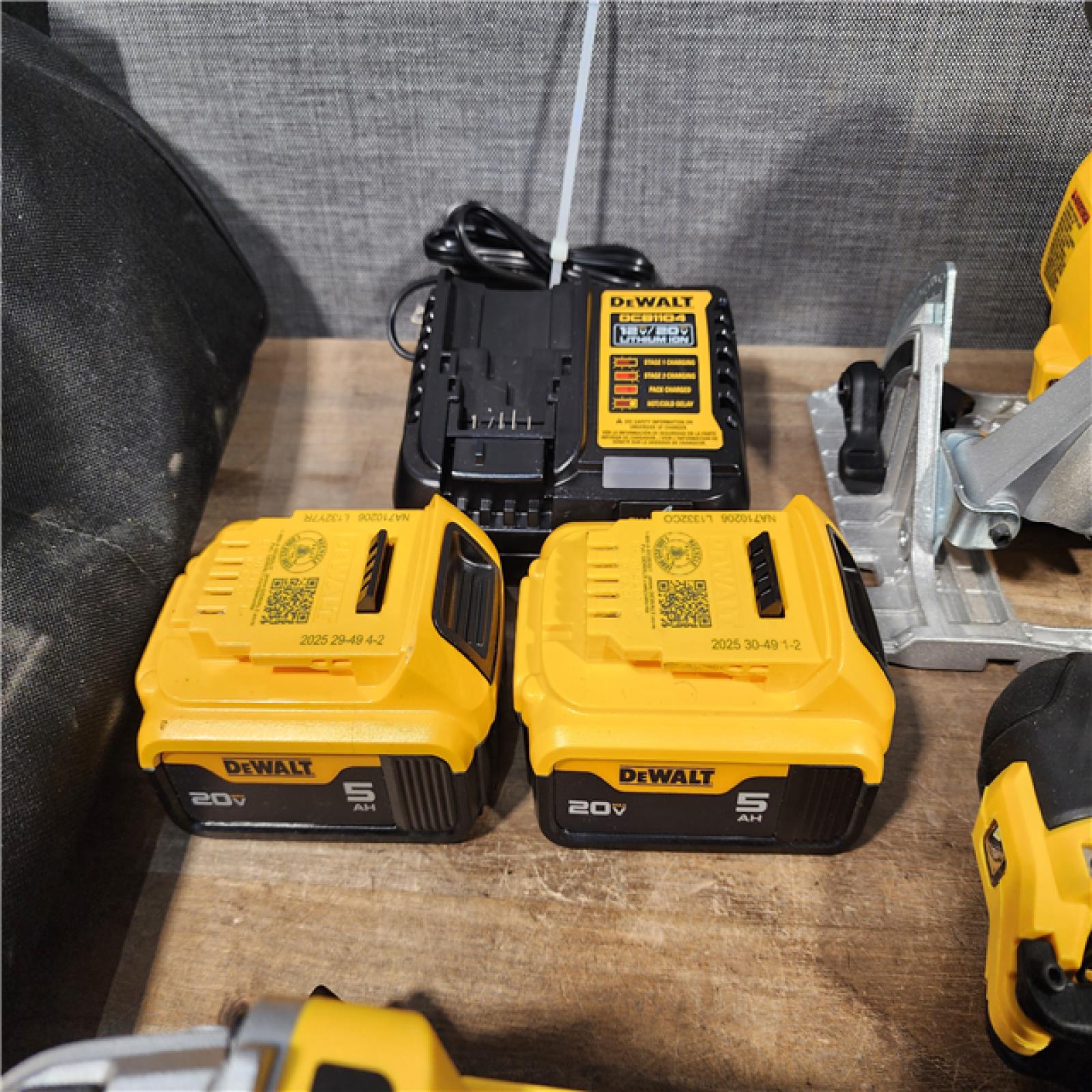 HOUSTON LOCATION - AS-IS DEWALT 8 TOOL COMBO KIT W/ (2) BATTERY & CHARGER
