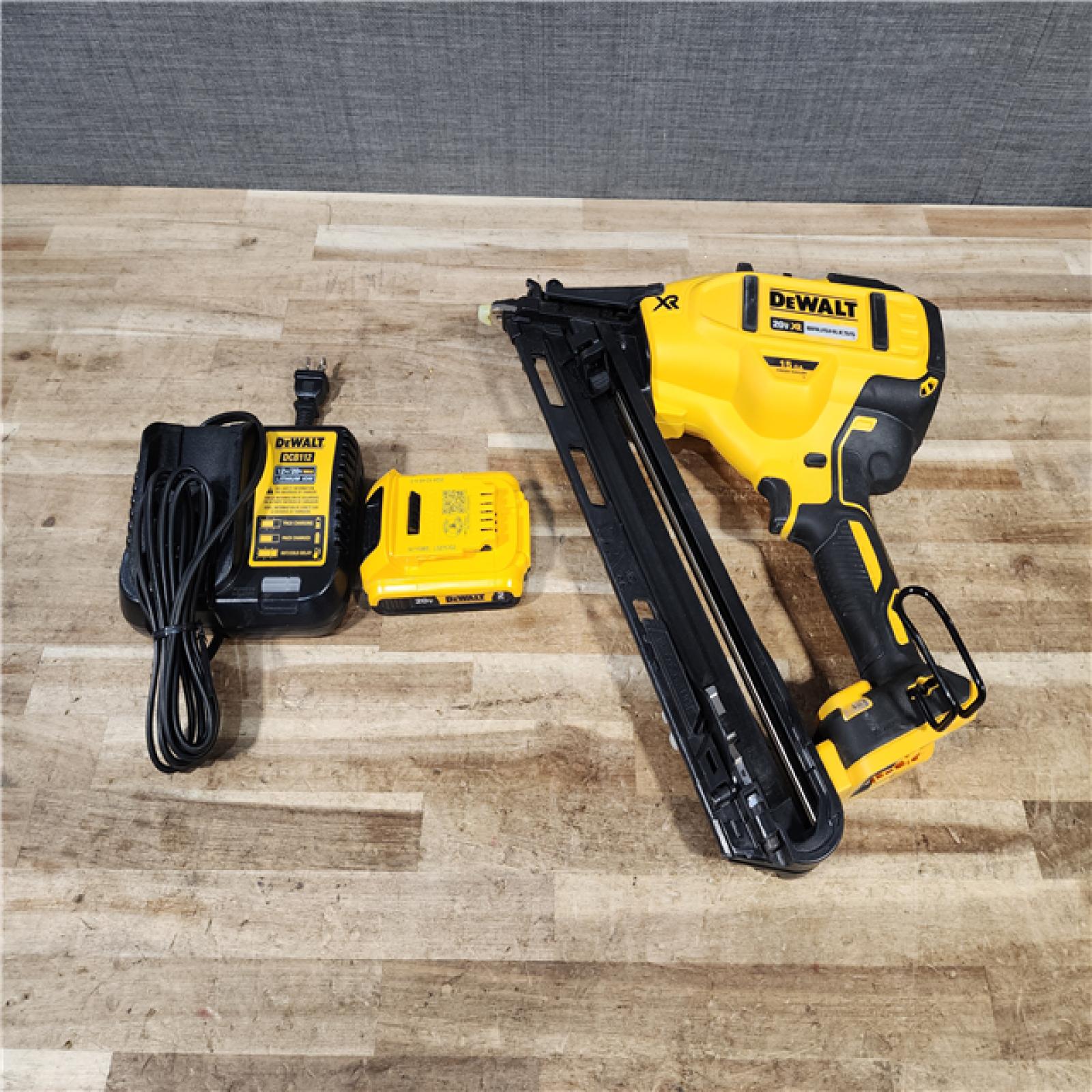 HOUSTON LOCATION - AS - IS DEWALT 20V MAX XR Lithium-Ion Cordless 2-1/2 in. 15-Gauge Finish Nailer Kit
