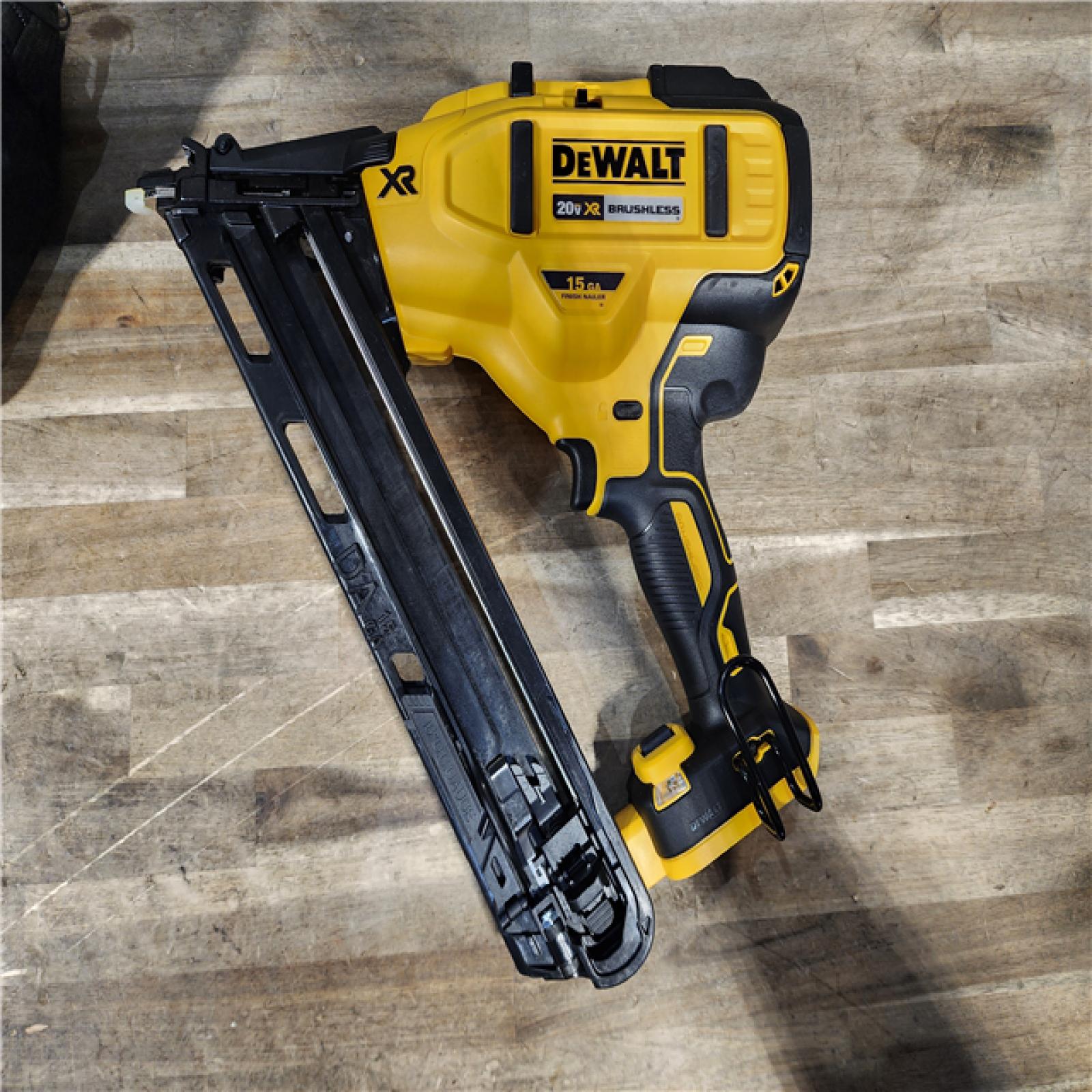 HOUSTON LOCATION - AS-IS DeWalt 15 GA ANGLED FINISH NAILER KIT W/ BATTERY & CHARGER
