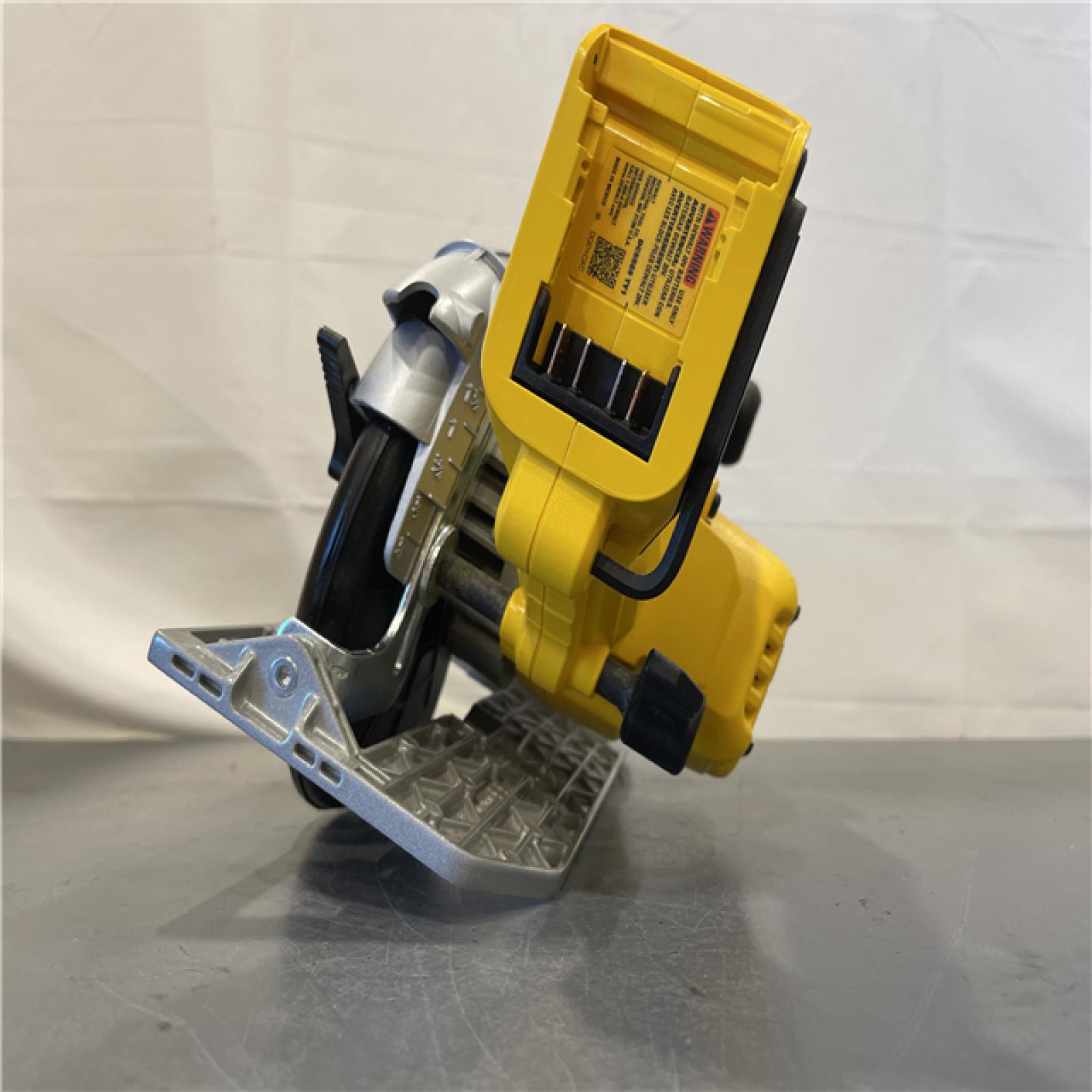 AS-IS - Dewalt 20V MAX* 6-1/2 in. Brushless Cordless Circular Saw (Tool Only)